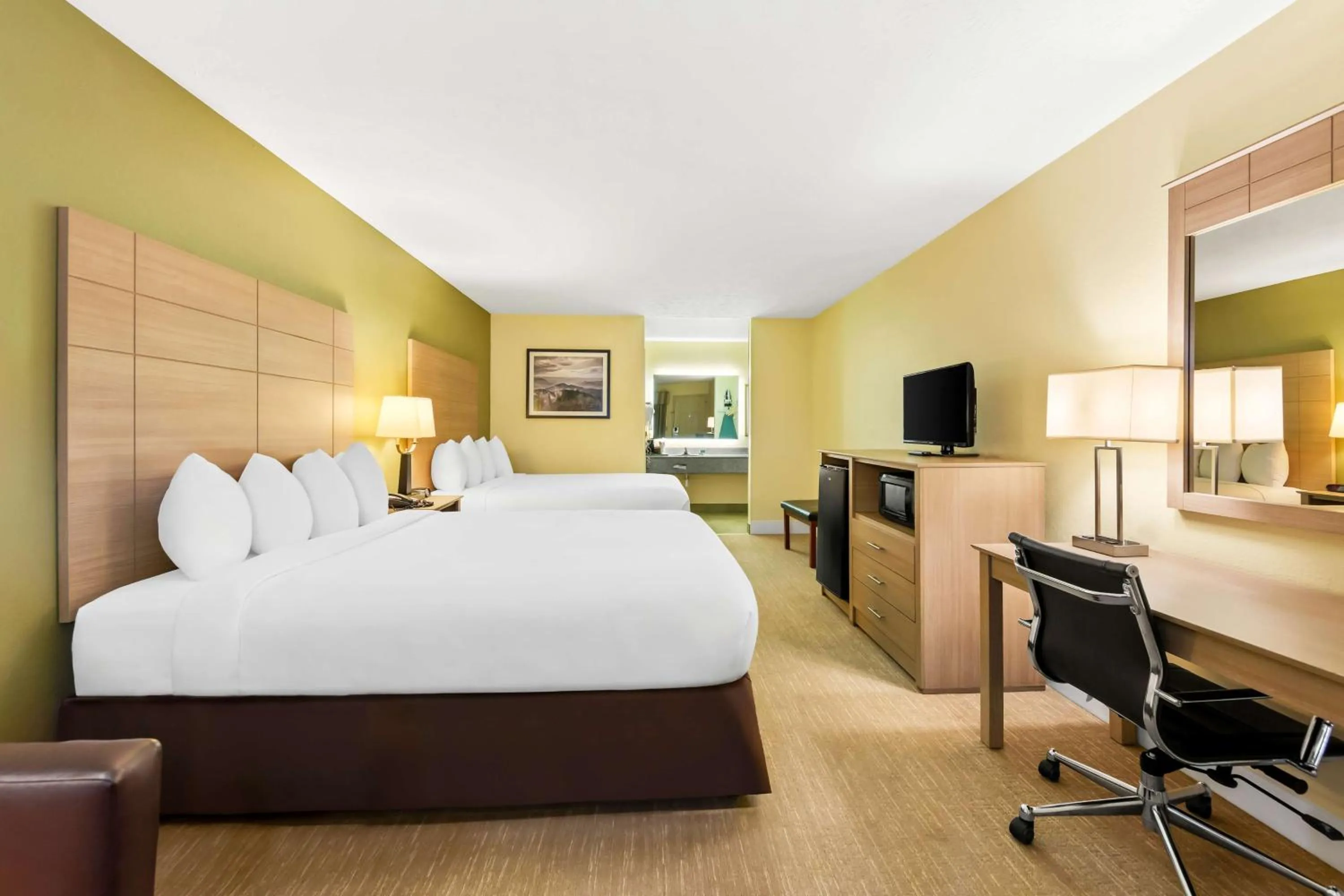 Bedroom, Bed in Best Western Dayton