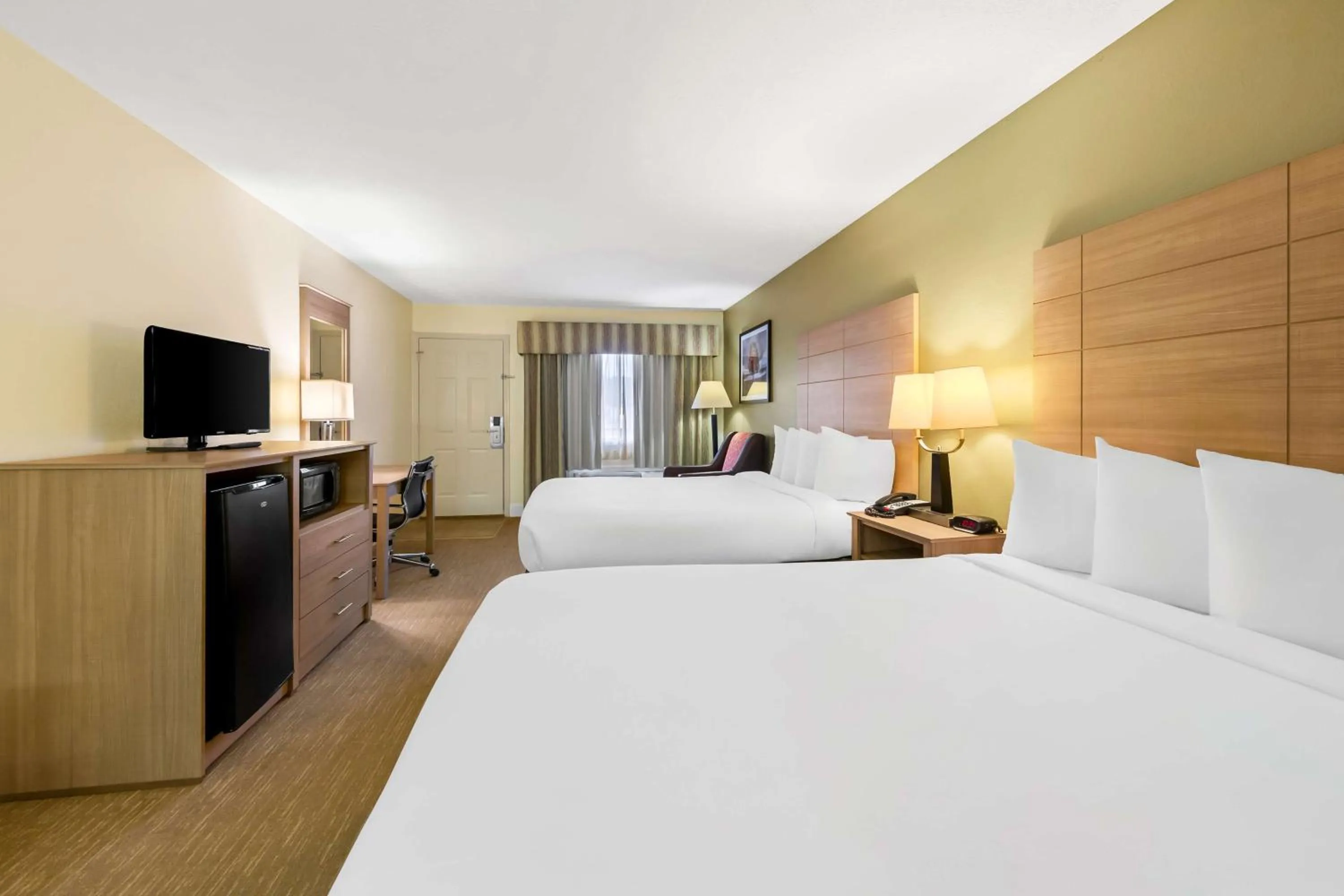 Bedroom, Bed in Best Western Dayton