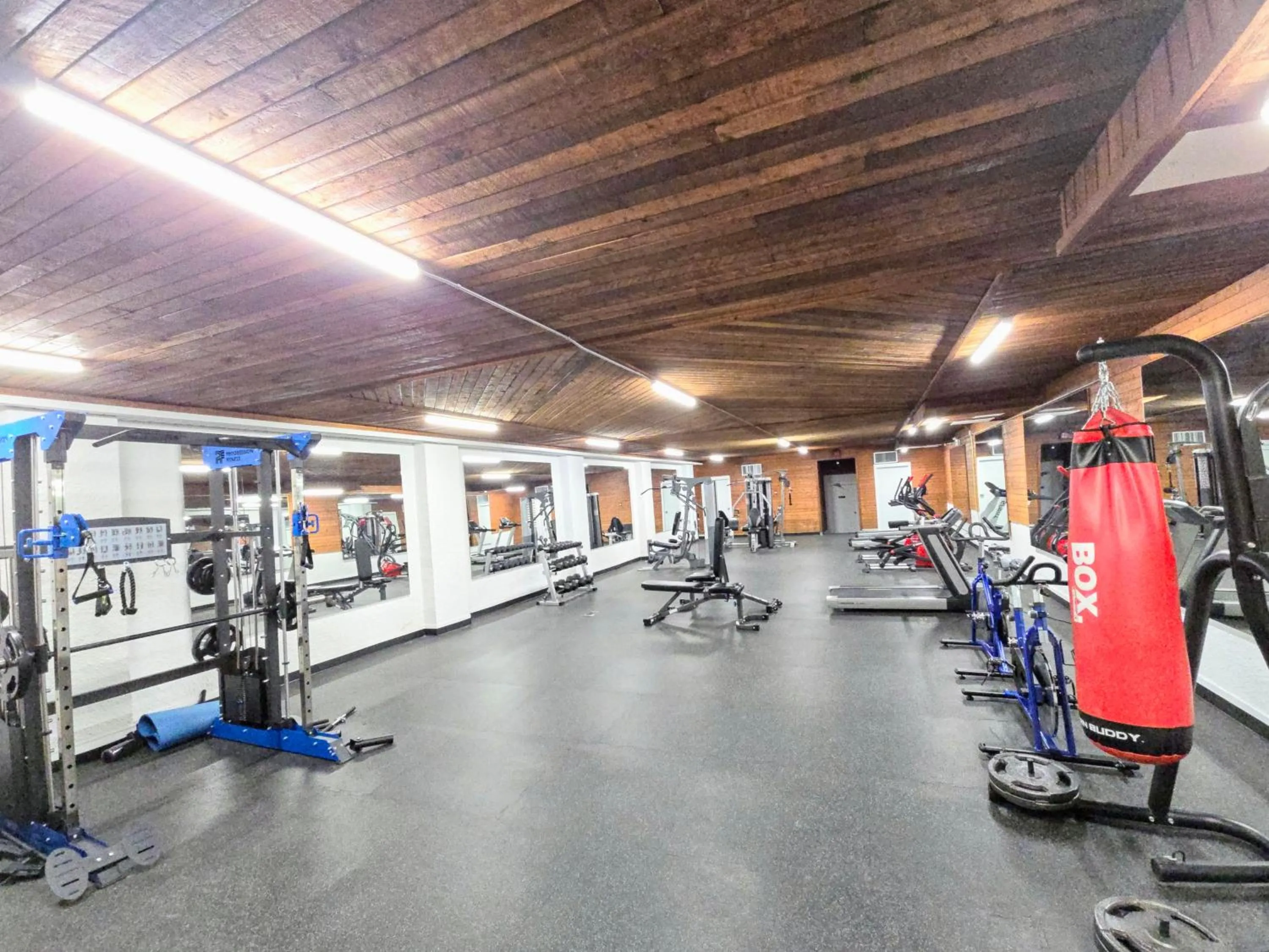Fitness centre/facilities in Crestwood Hotel