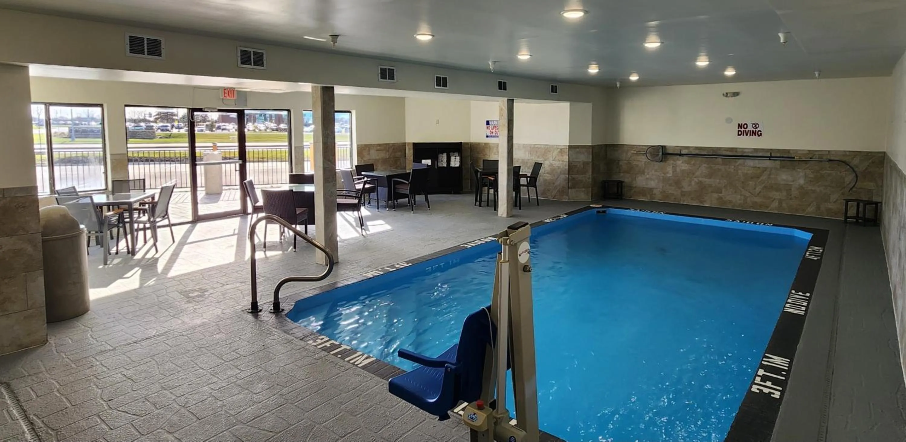 Swimming pool in Sleep Inn Olathe - Kansas City