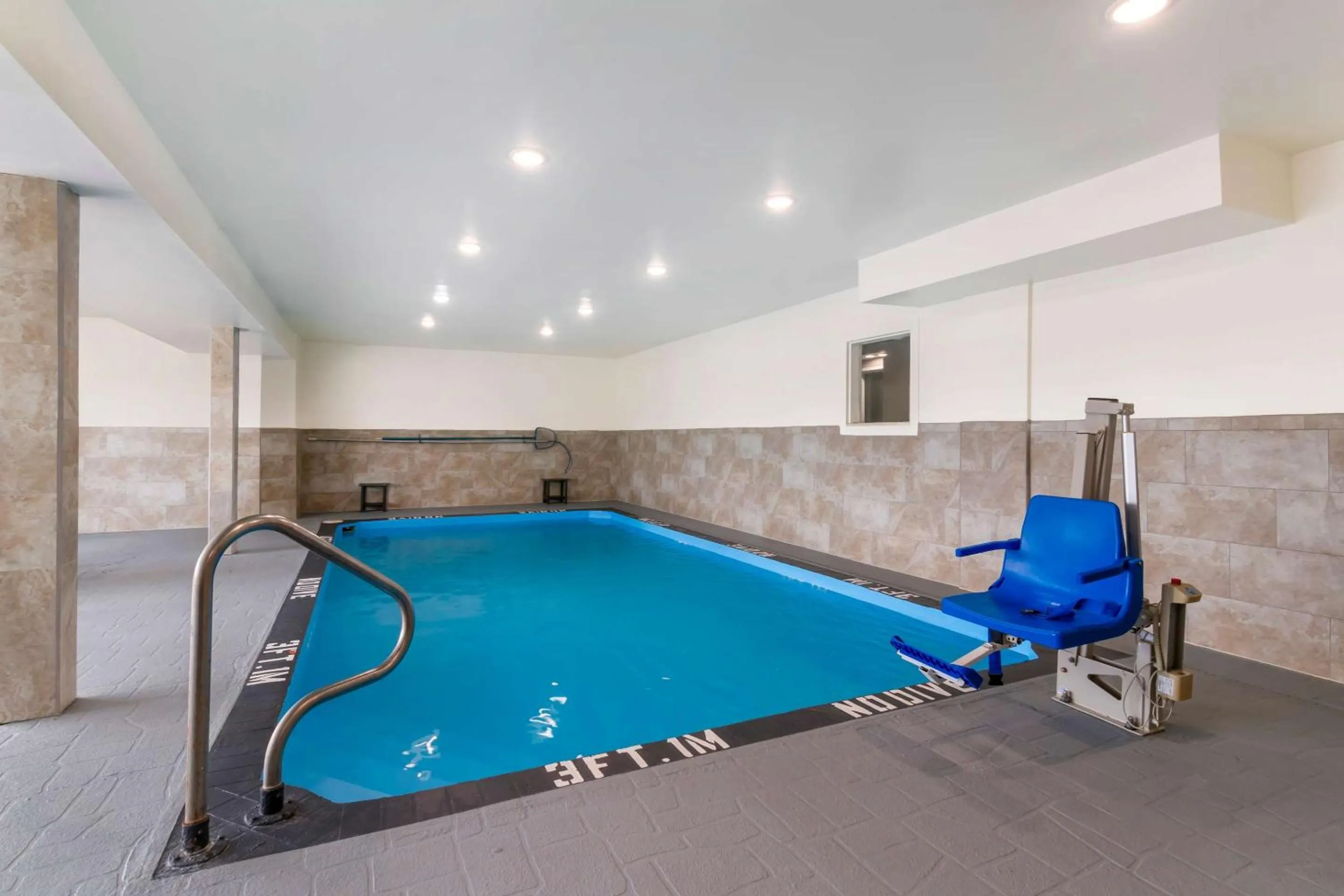 Swimming pool in Sleep Inn Olathe - Kansas City