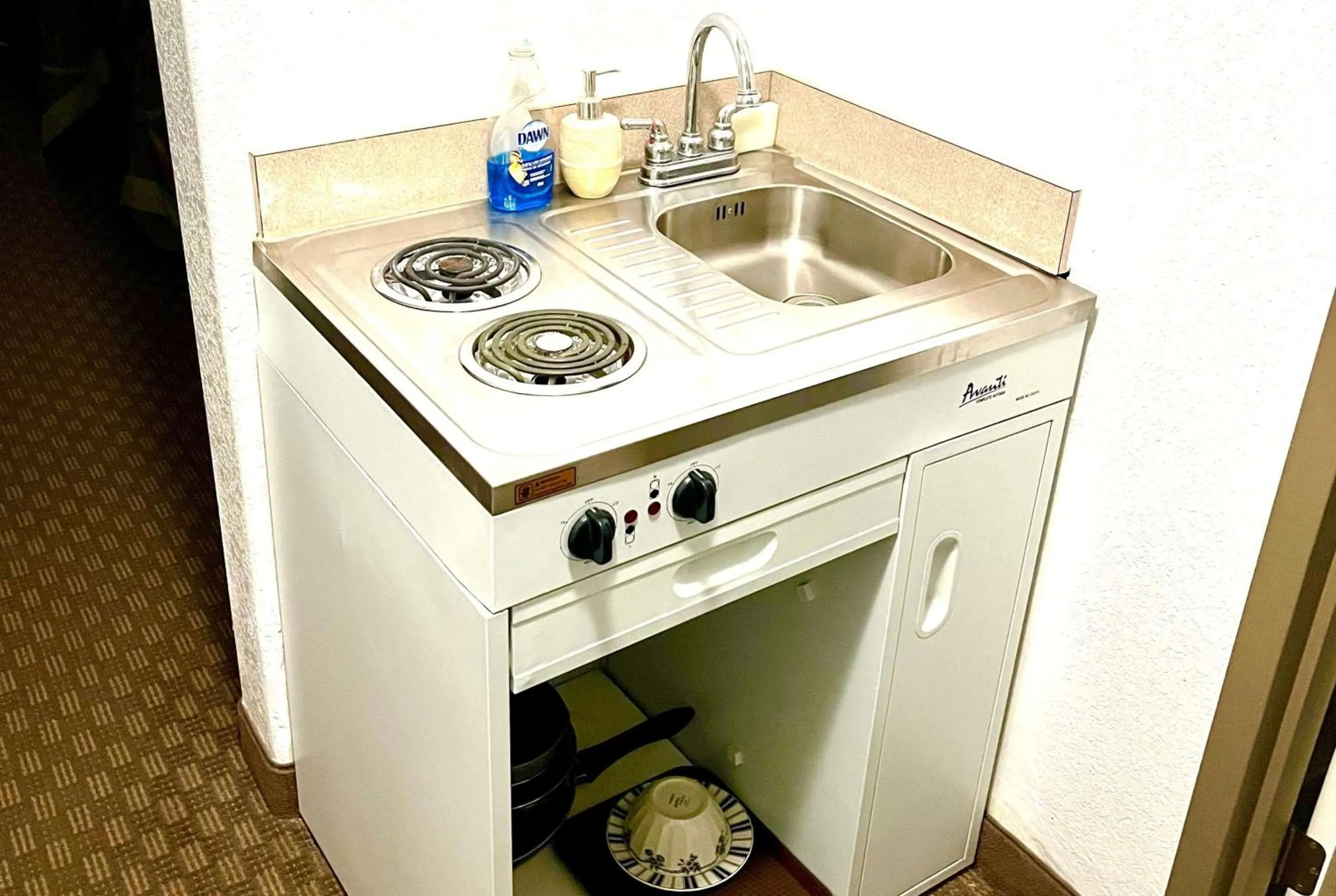 Photo of the whole room in Super 8 by Wyndham Hinton