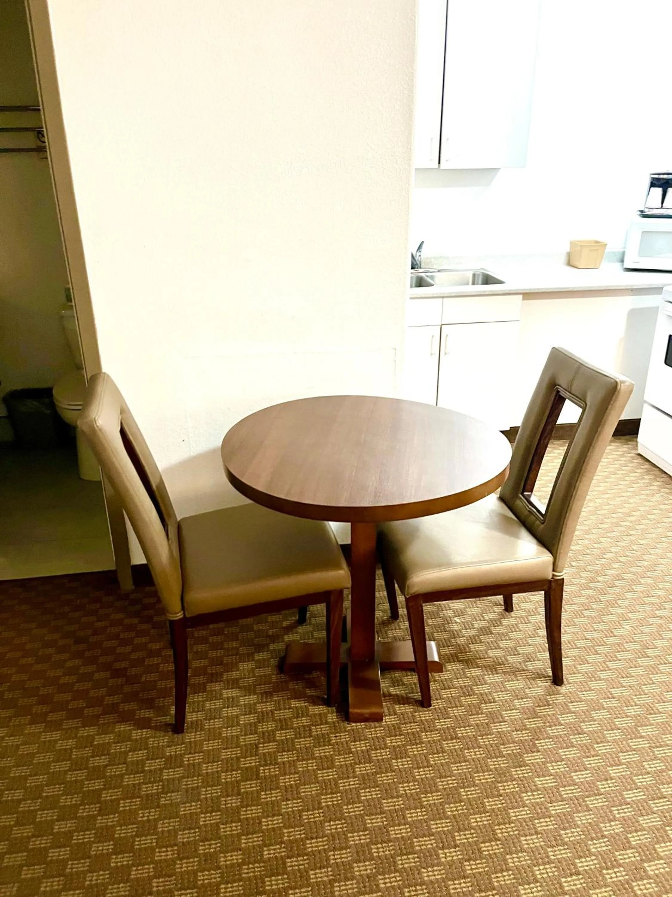 Dining area in Super 8 by Wyndham Hinton