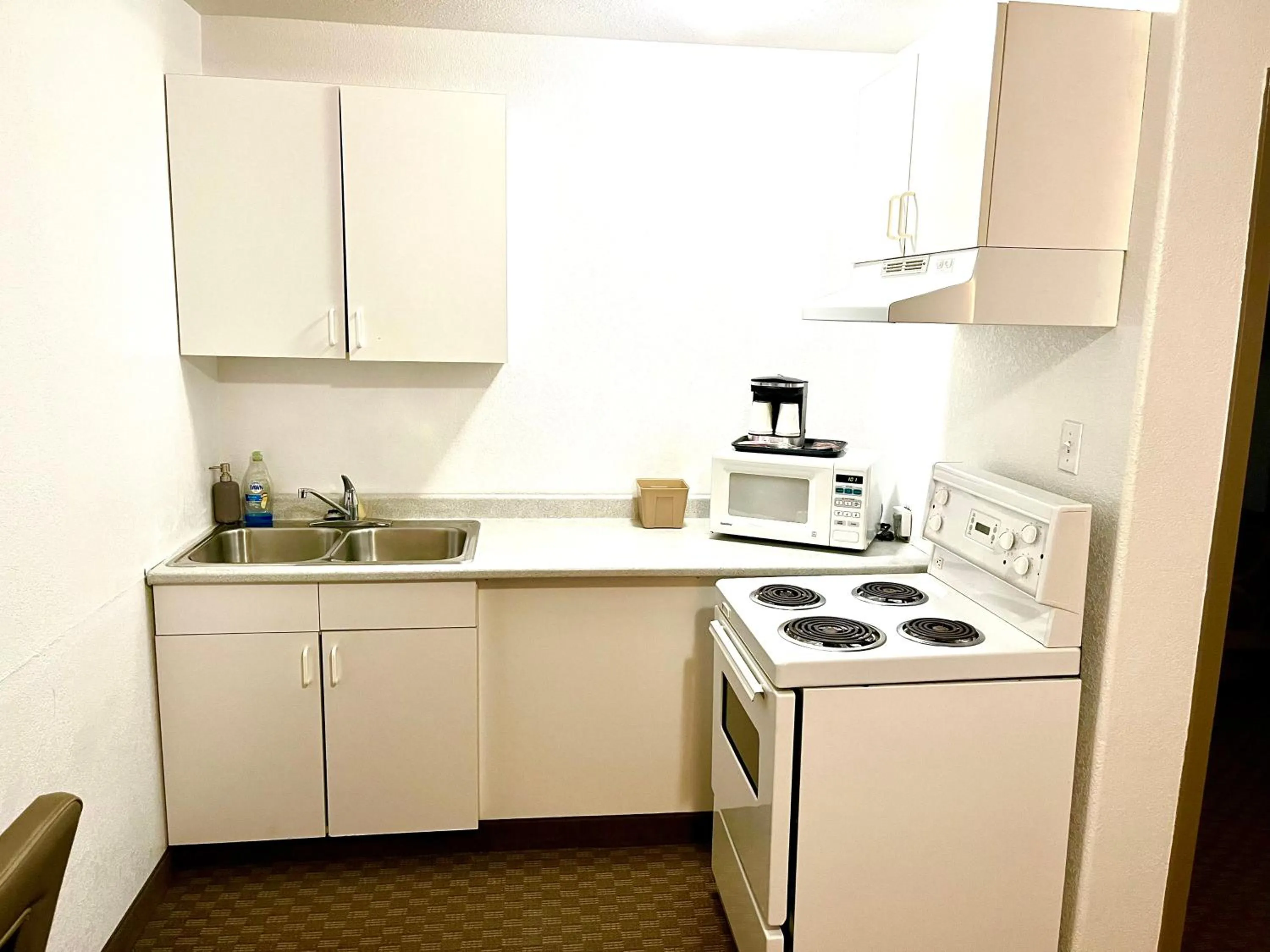 Kitchen or kitchenette in Super 8 by Wyndham Hinton