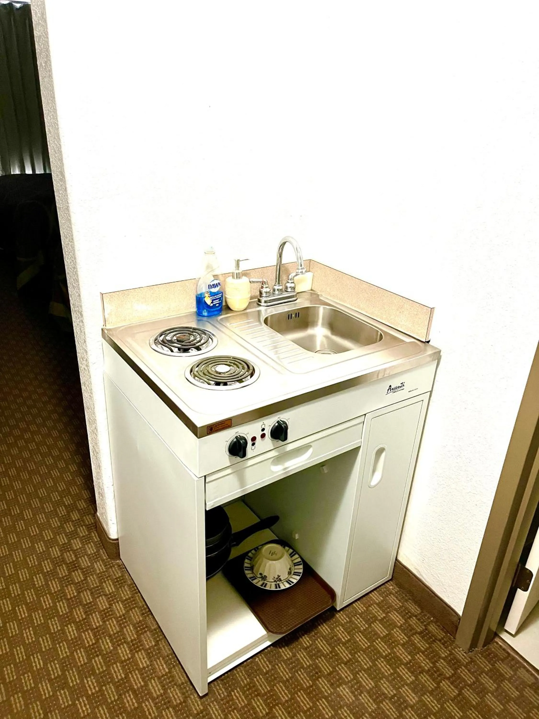 kitchen in Super 8 by Wyndham Hinton