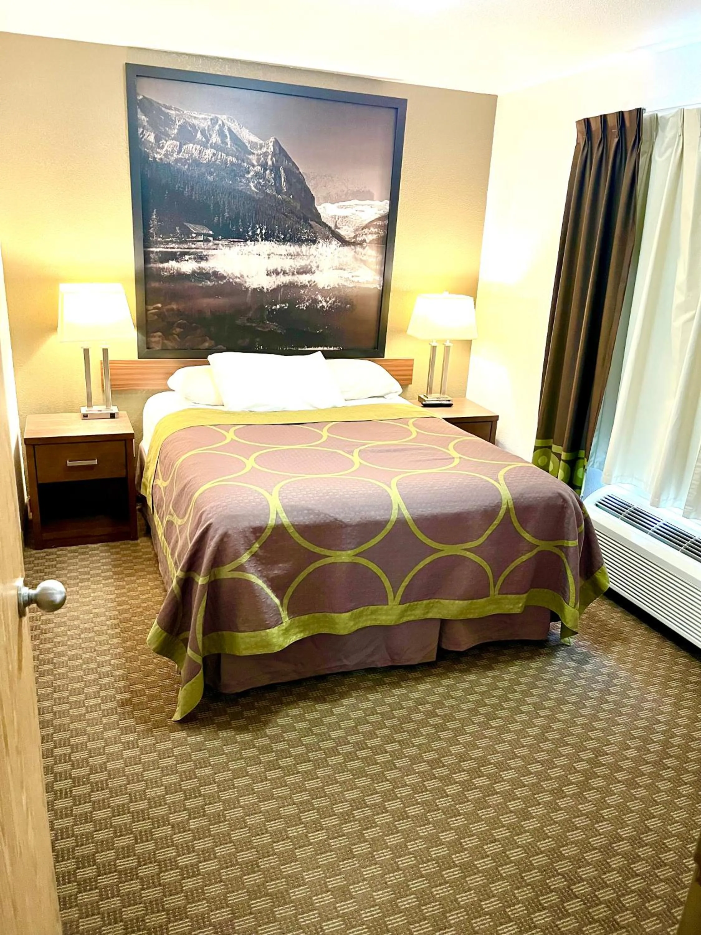 Bedroom, Bed in Super 8 by Wyndham Hinton