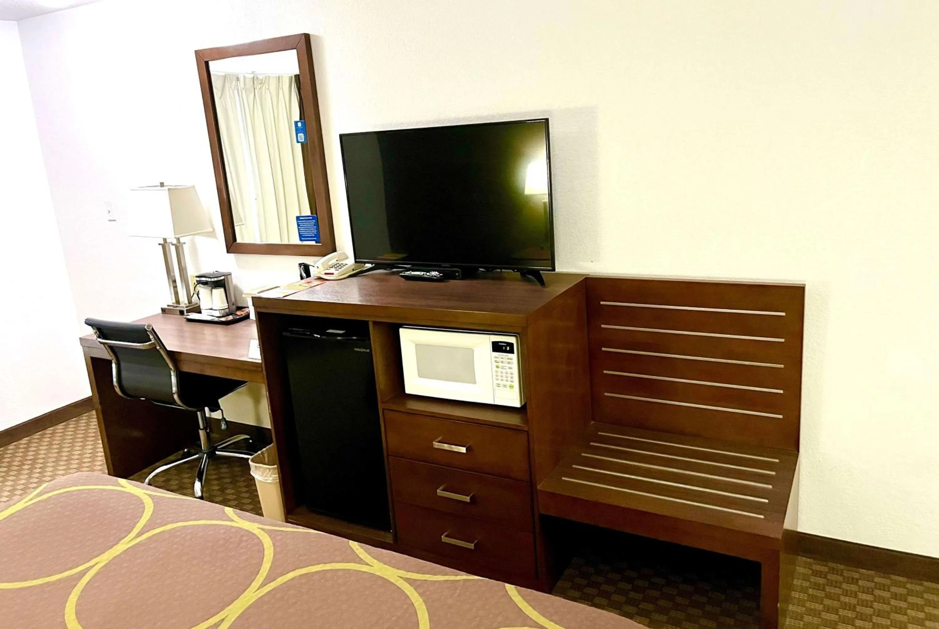 Photo of the whole room in Super 8 by Wyndham Hinton