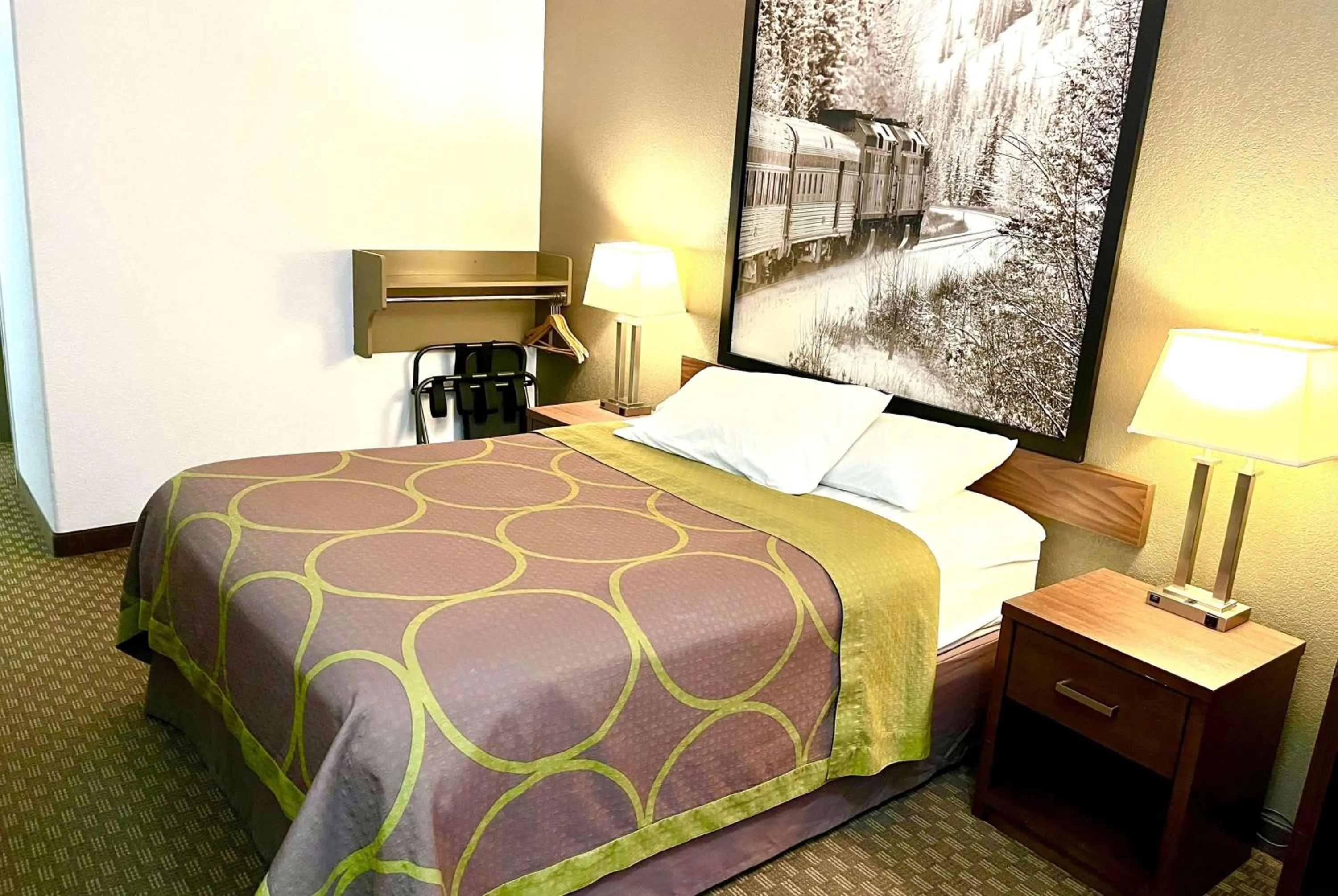 Photo of the whole room, Bed in Super 8 by Wyndham Hinton