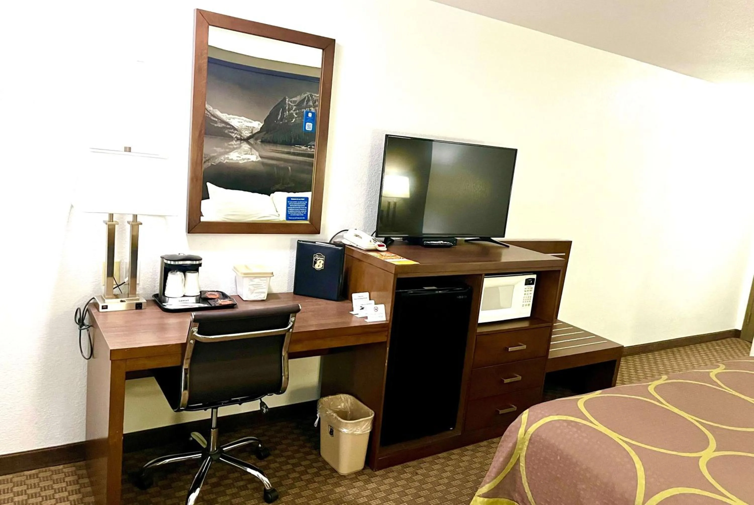 Photo of the whole room in Super 8 by Wyndham Hinton