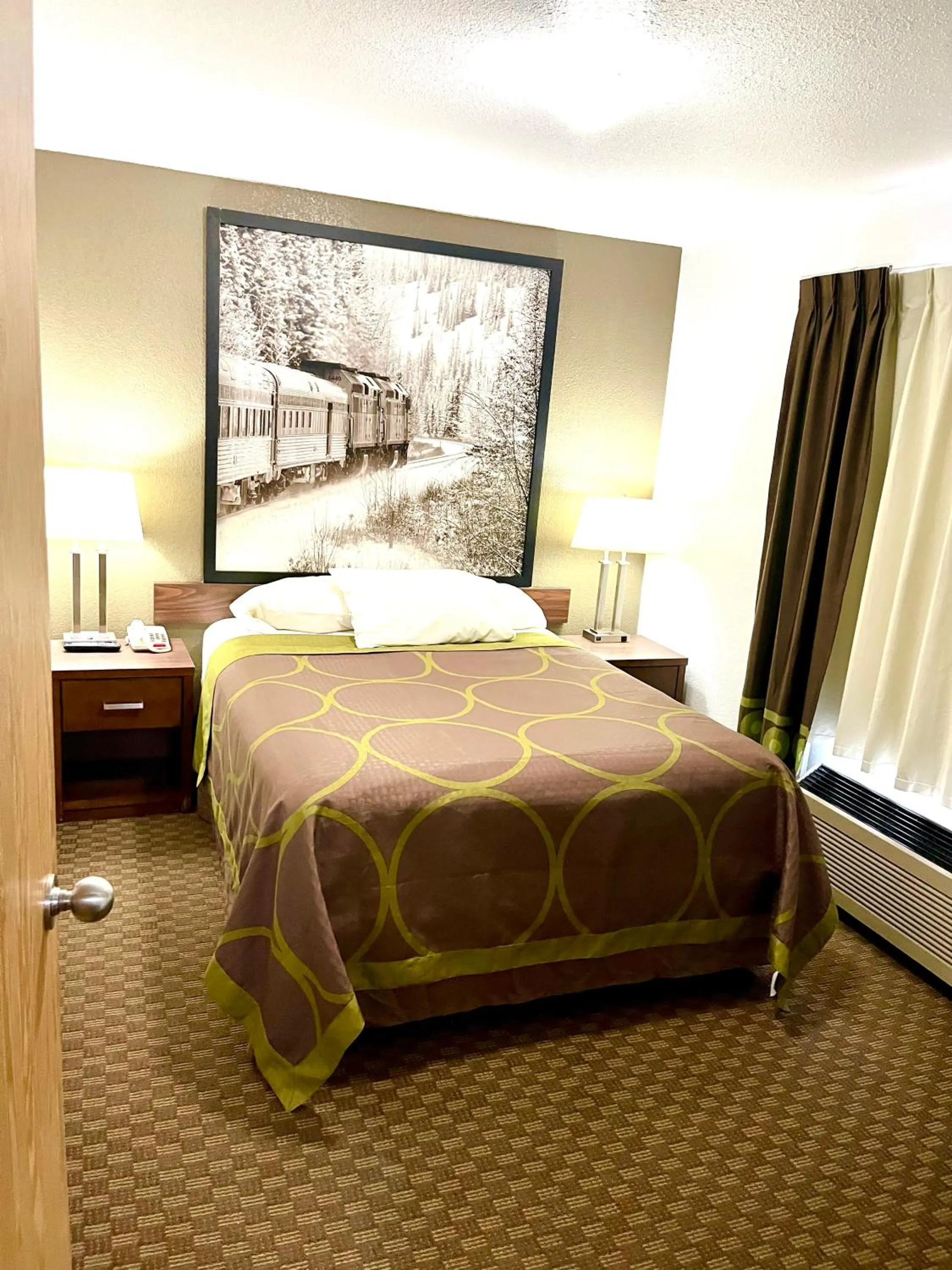 Bedroom, Bed in Super 8 by Wyndham Hinton