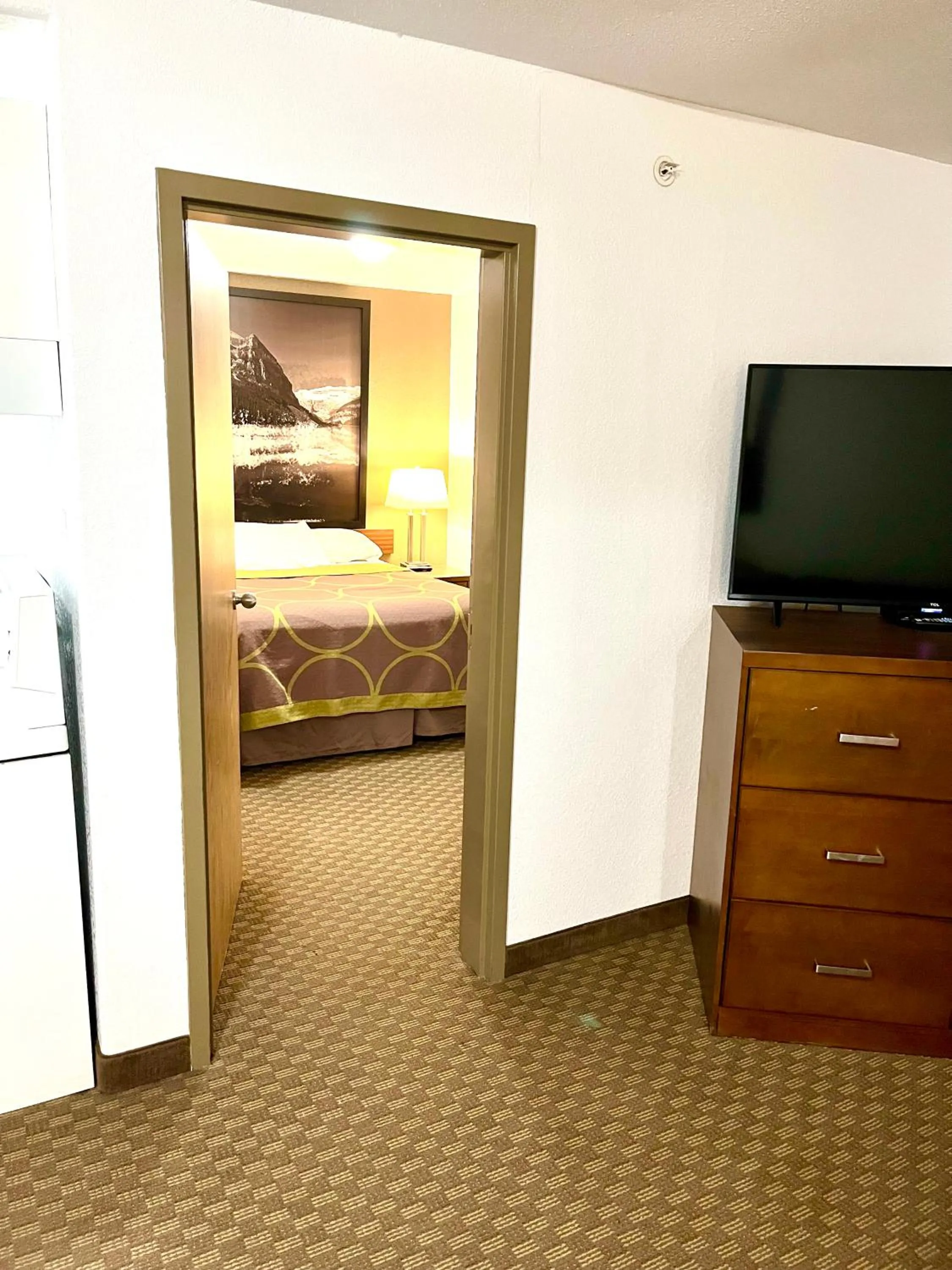 Bedroom, Bed in Super 8 by Wyndham Hinton