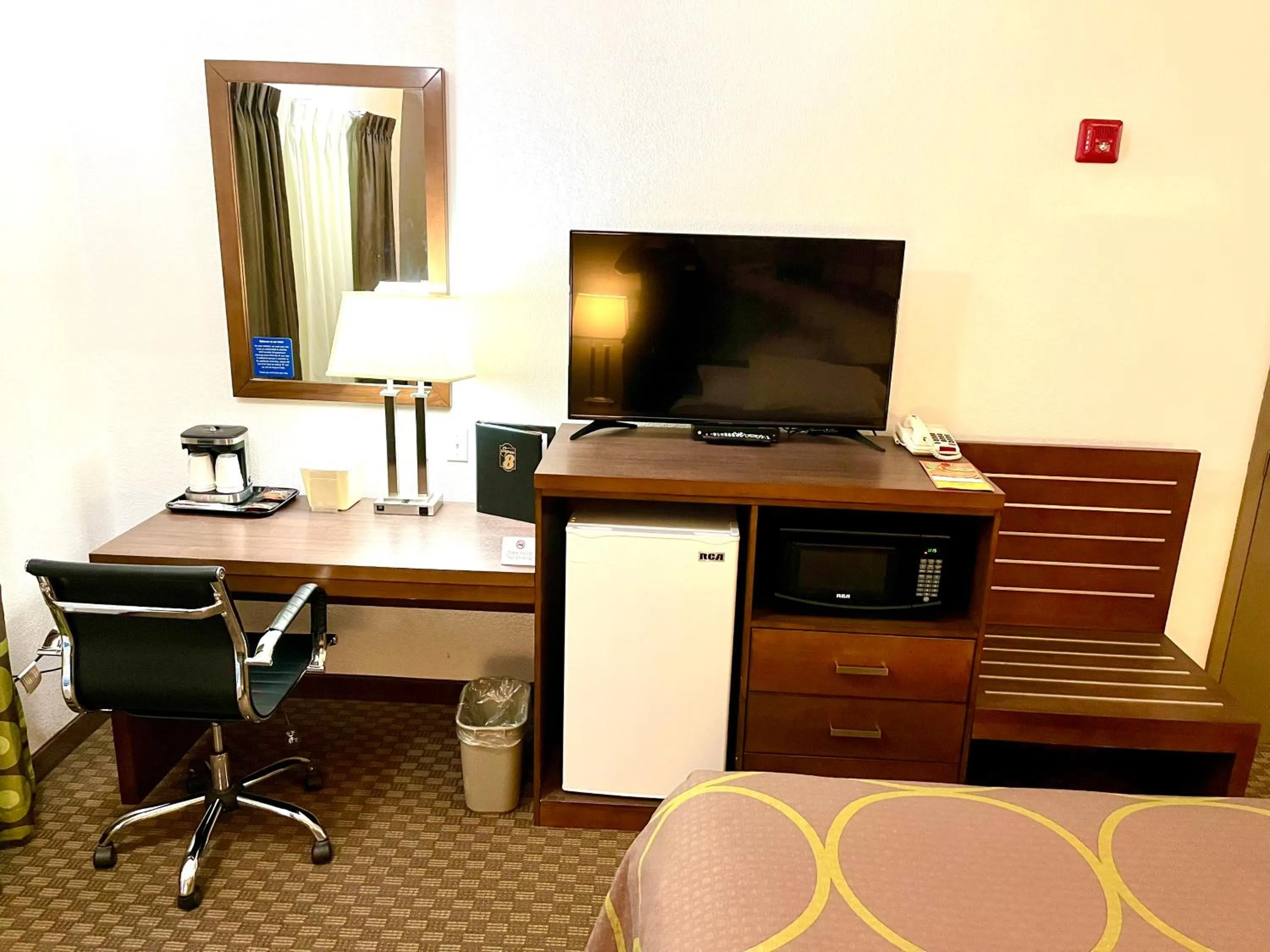 Facility for disabled guests in Super 8 by Wyndham Hinton