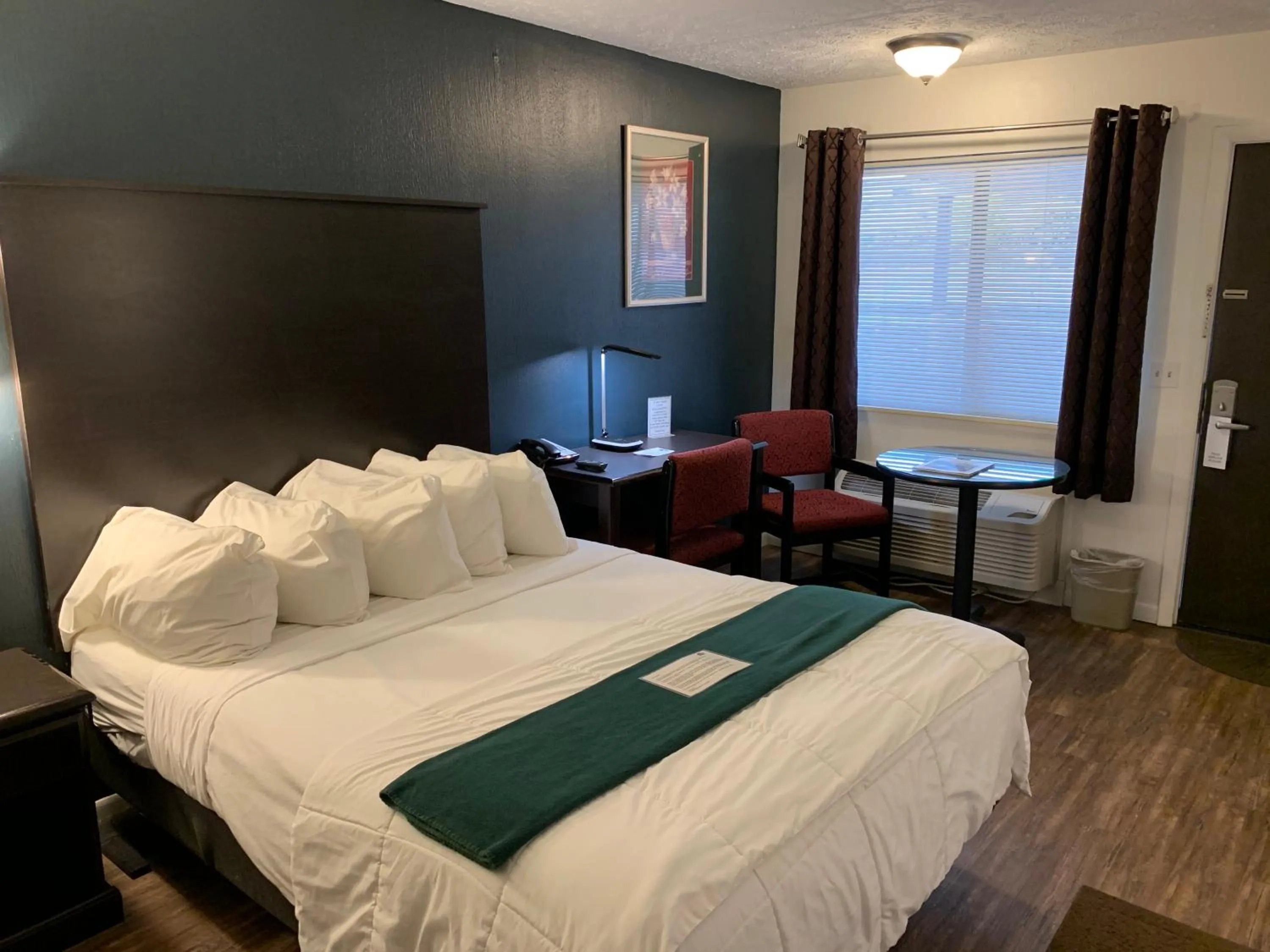 Deluxe Queen Room - First Floor in Baymont by Wyndham Petoskey