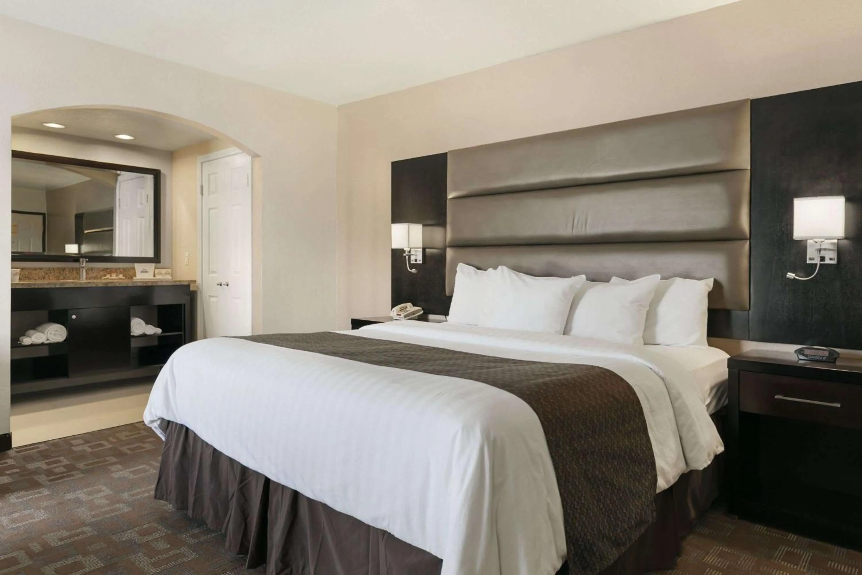 Photo of the whole room, Bed in Days Inn by Wyndham Downey