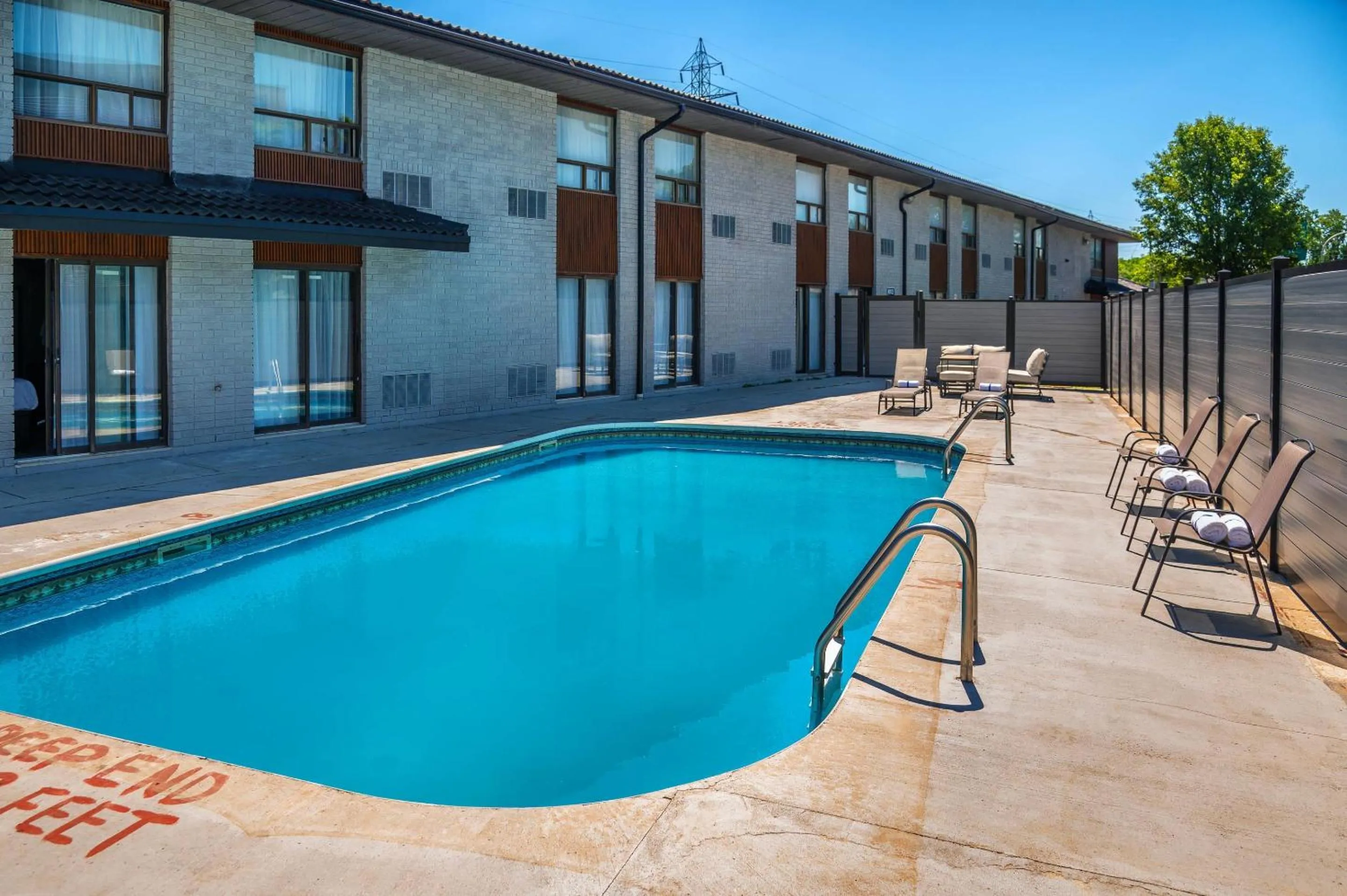 Swimming pool in Quality Inn