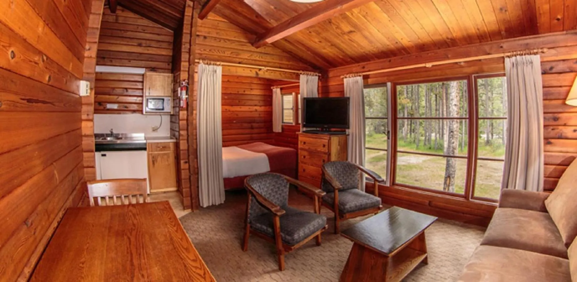 Communal lounge/ TV room in Jasper House Bungalows