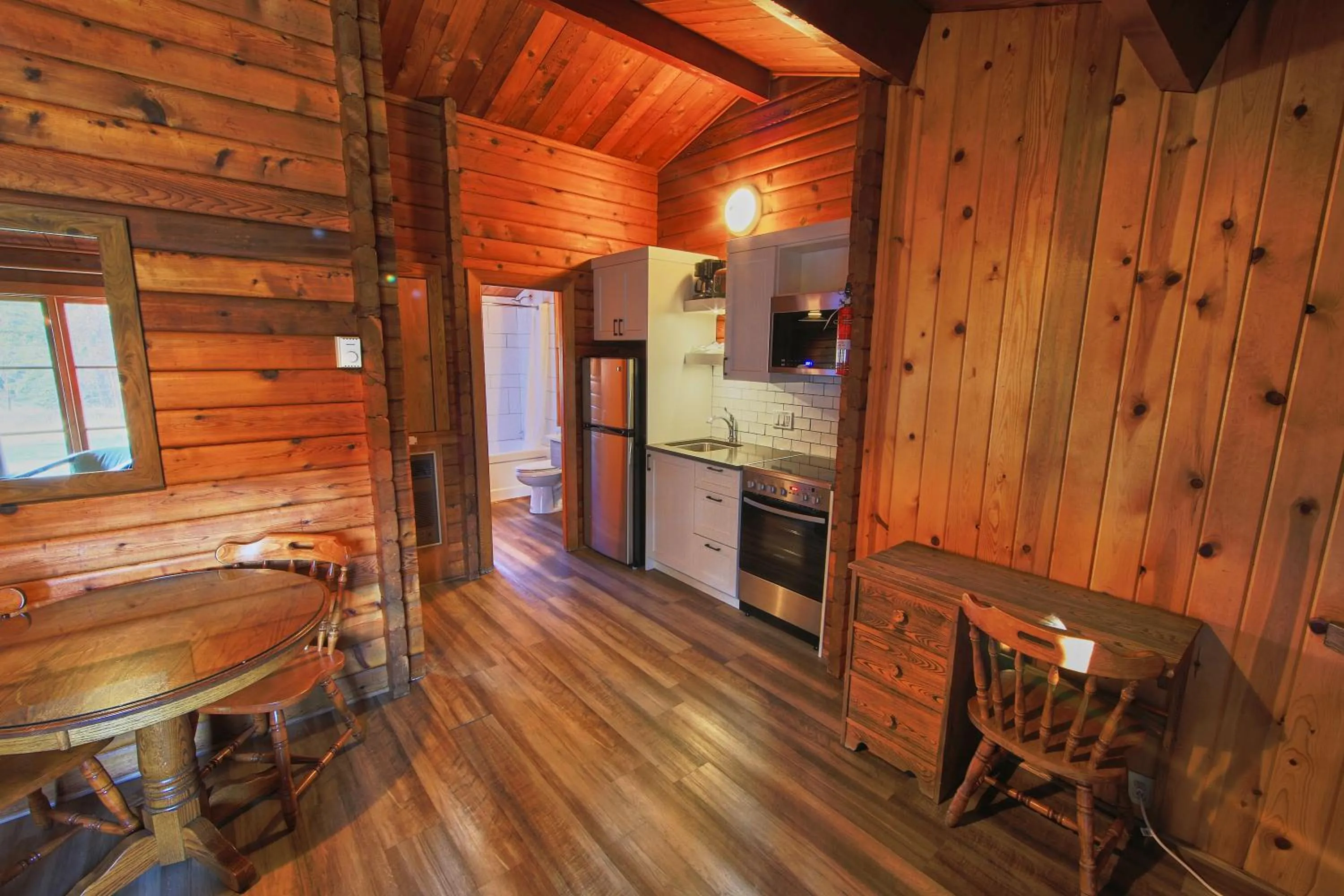 Kitchen or kitchenette in Jasper House Bungalows