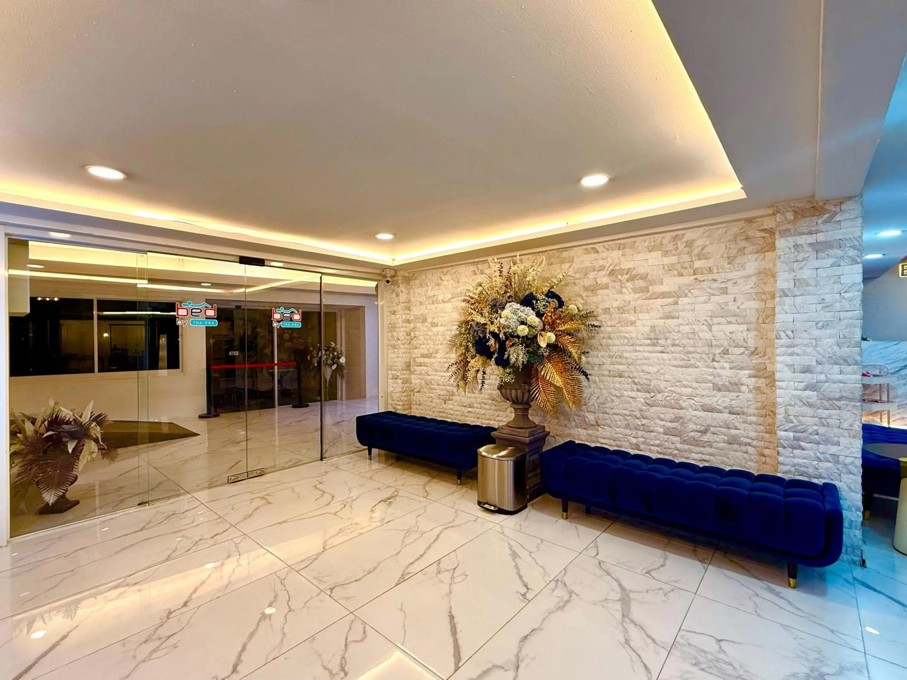 Communal lounge/ TV room in Bed by Tha-Pra SHA Plus