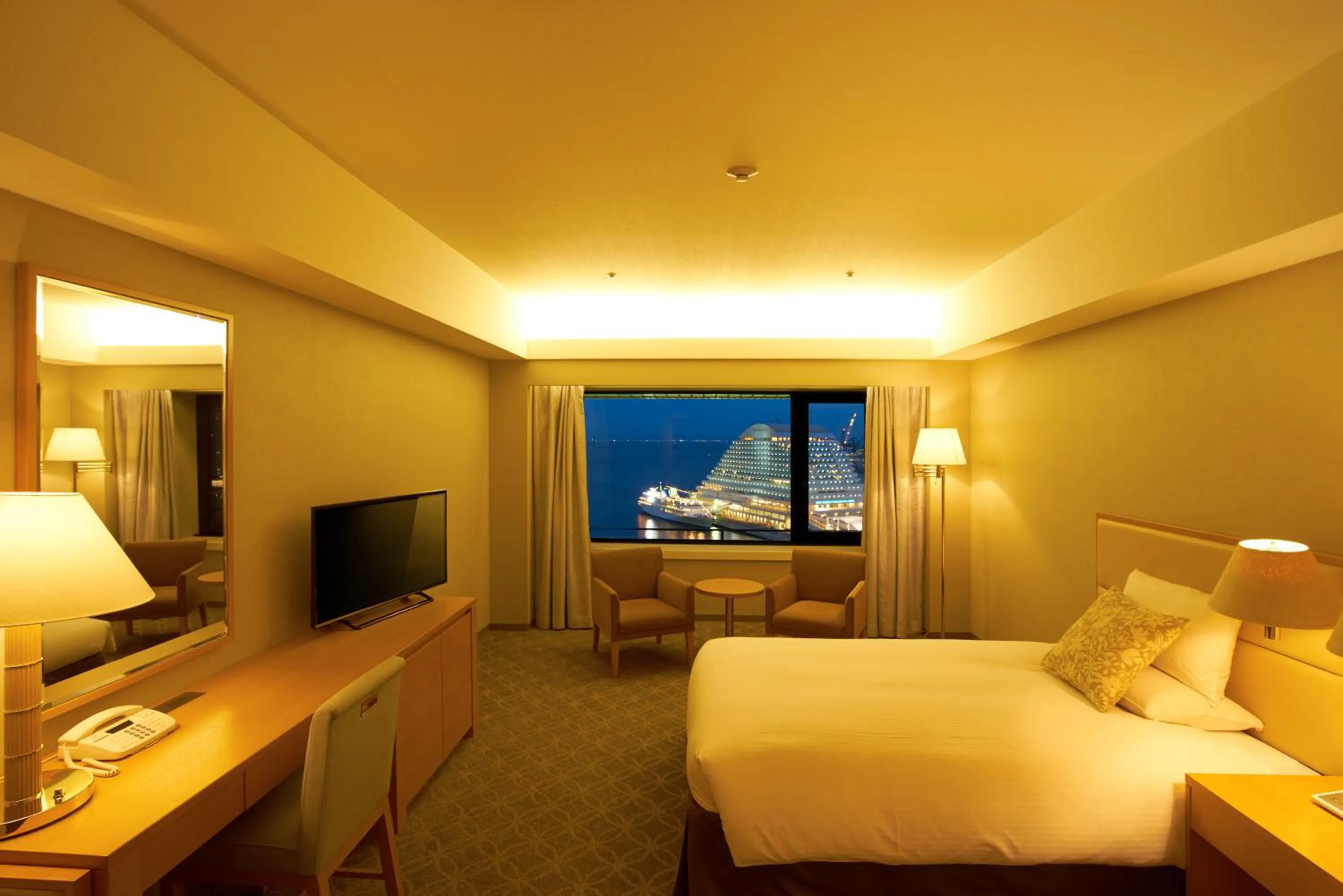 Photo of the whole room, Bed in Hotel Okura Kobe