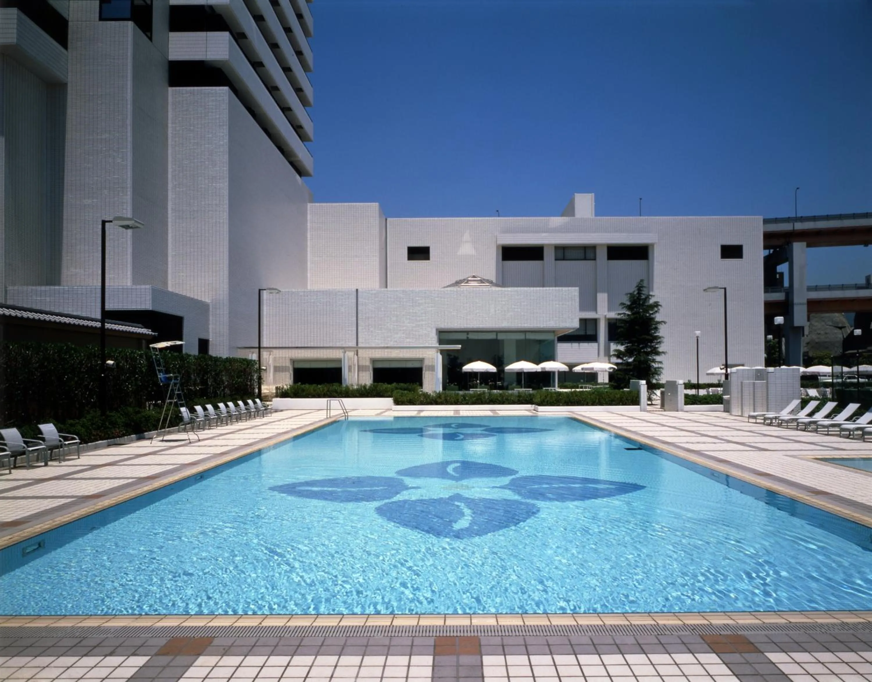 Swimming pool in Hotel Okura Kobe