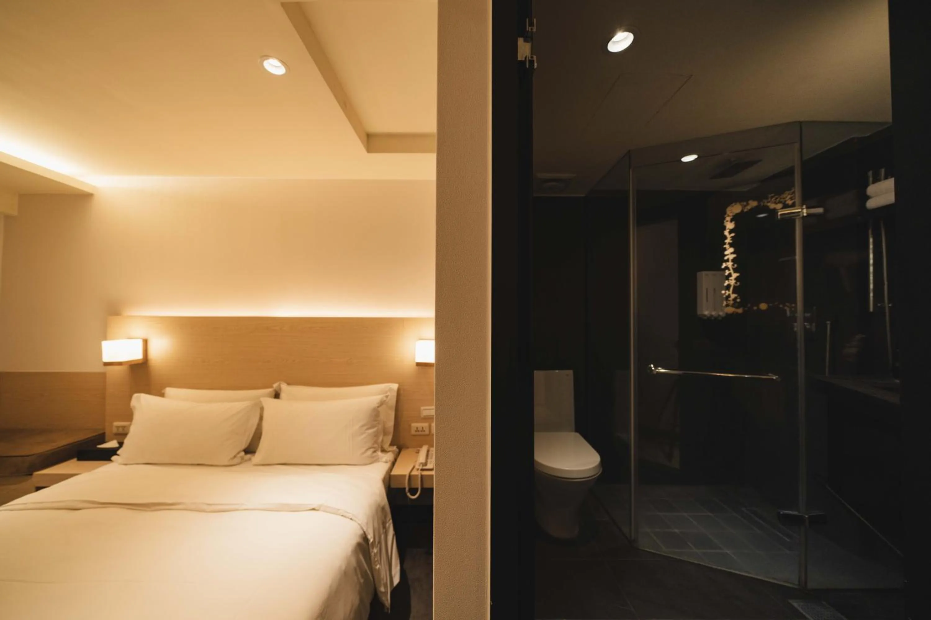 Shower, Bed in SWIIO Hotel Ximending