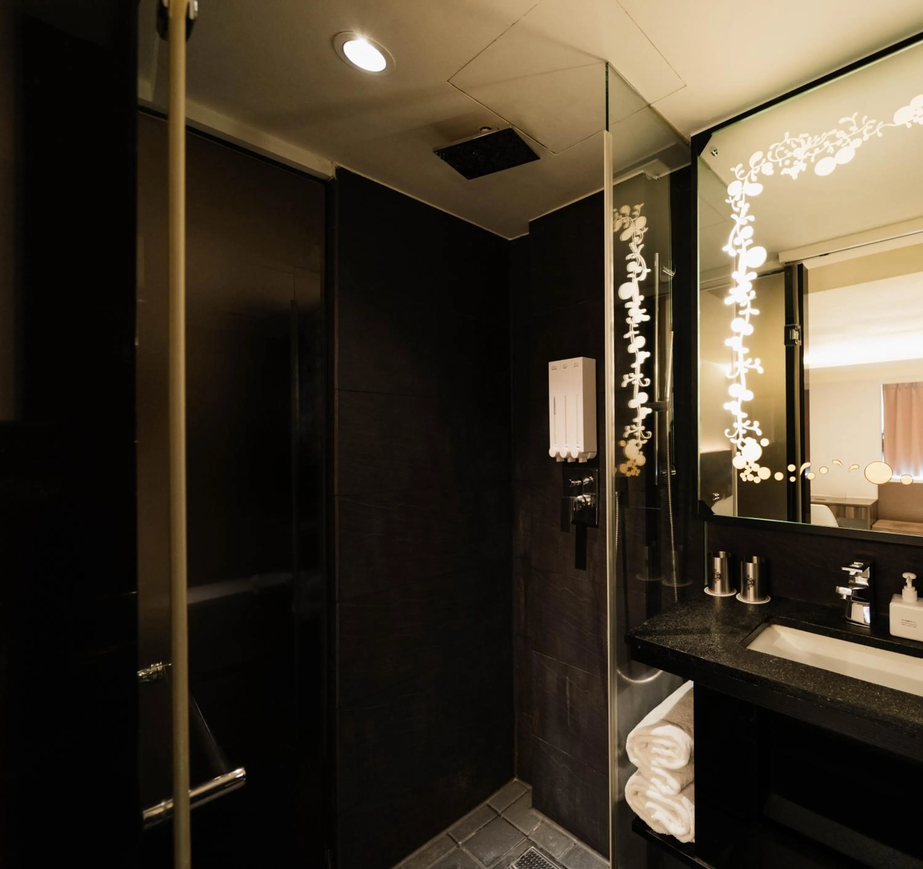 Shower in SWIIO Hotel Ximending