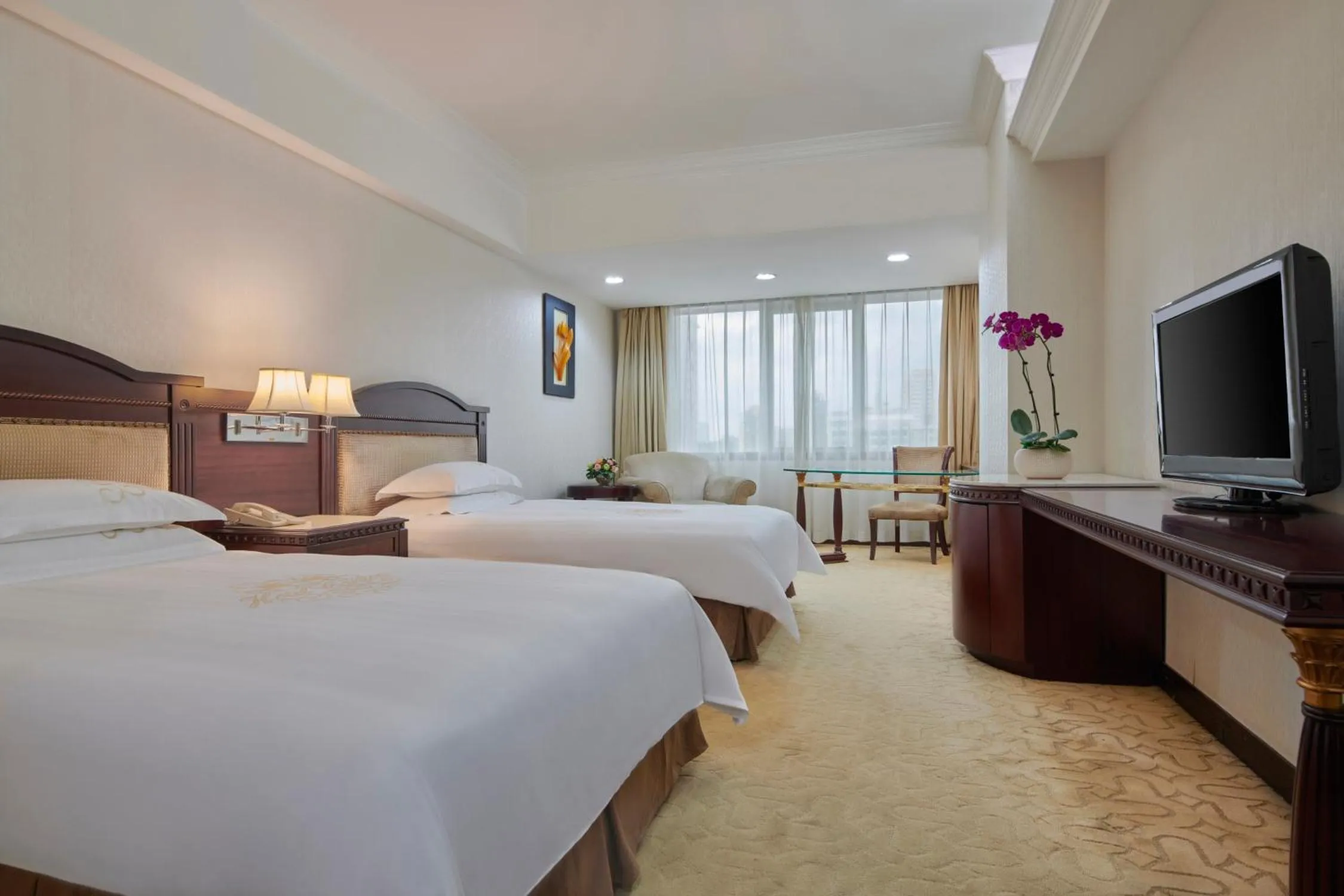 Bed, TV/Entertainment Center in Hotel Canton