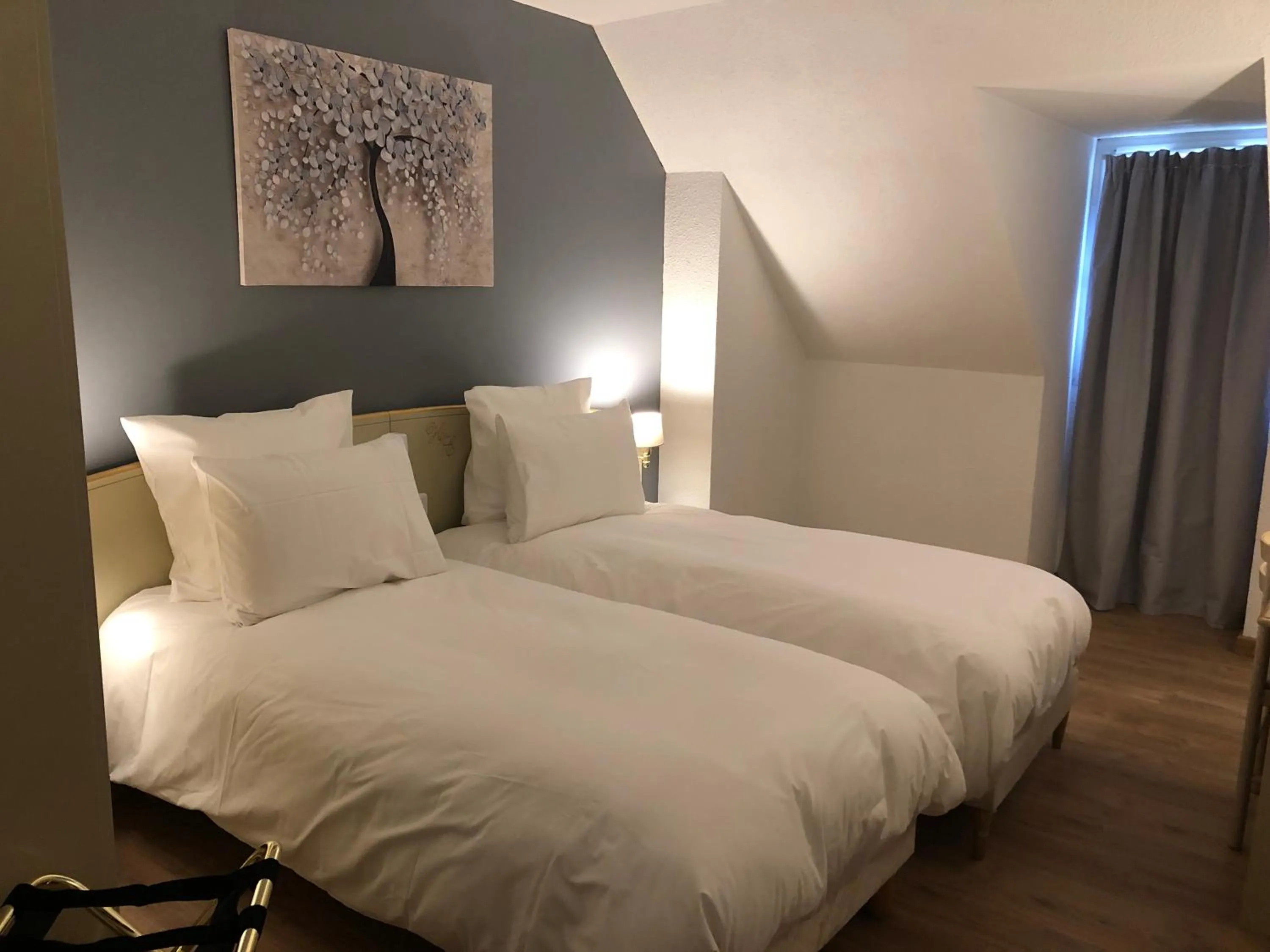 Photo of the whole room, Bed in Grand Hôtel d'Espagne