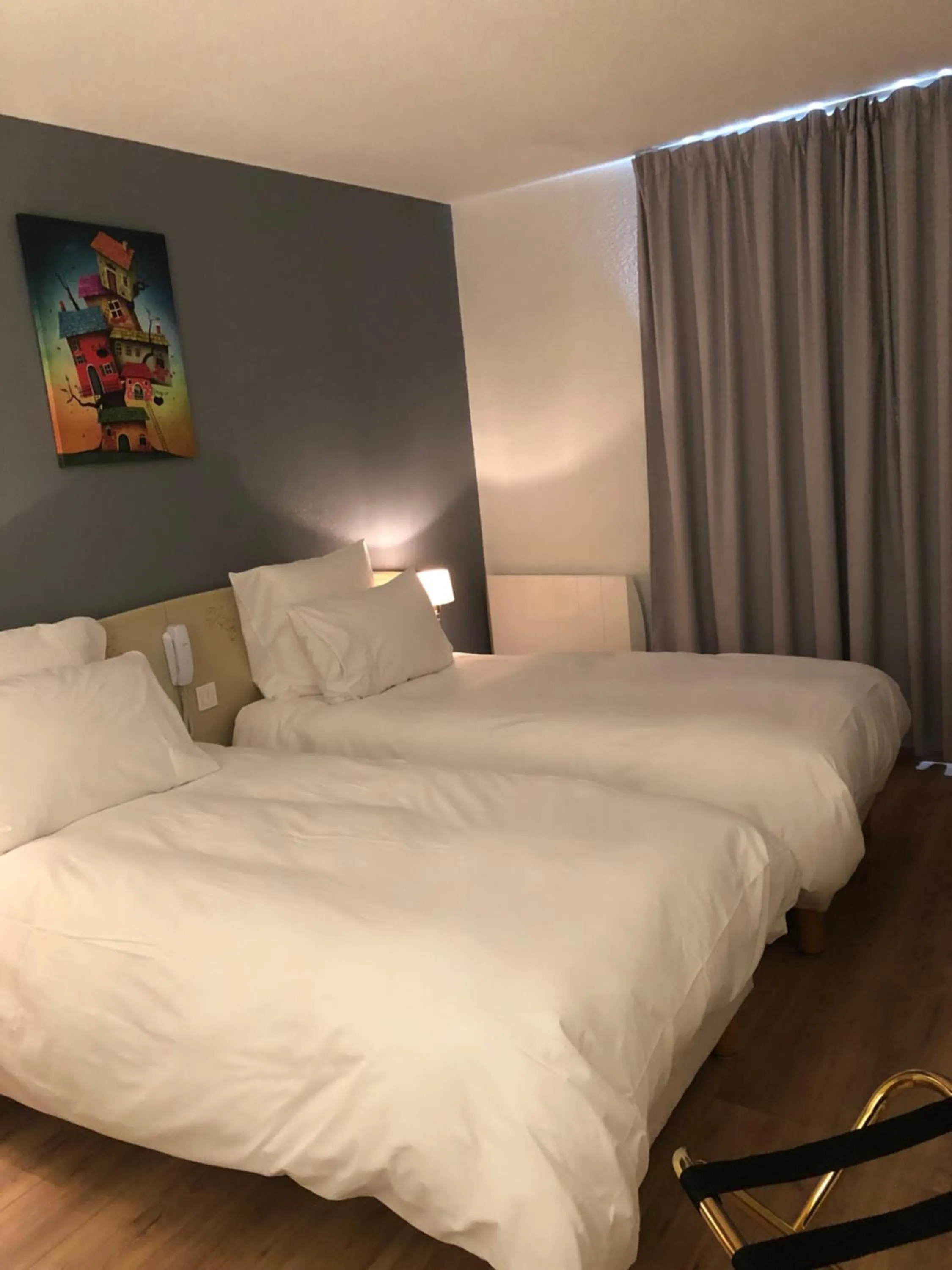 Photo of the whole room, Bed in Grand Hôtel d'Espagne