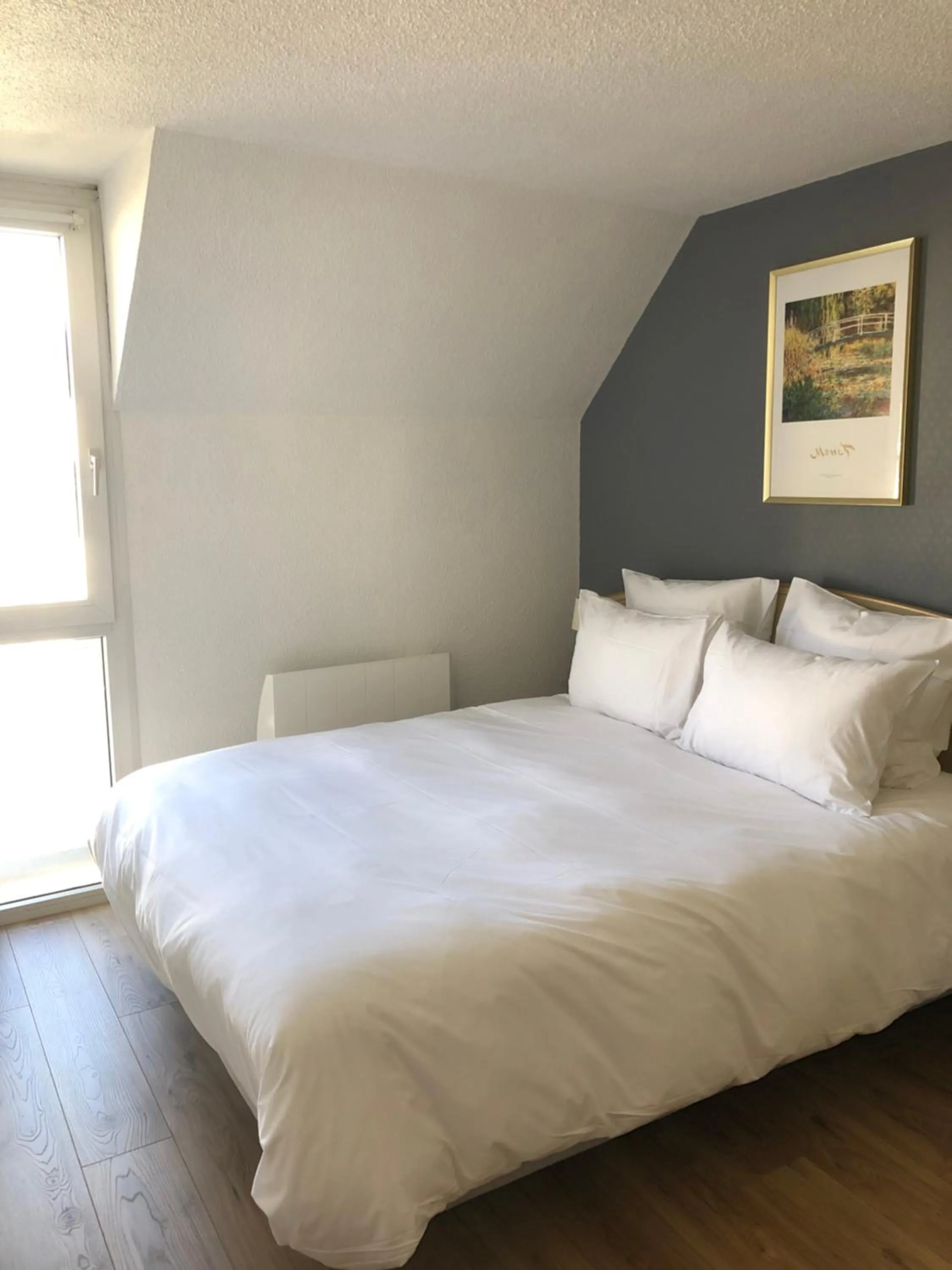 Photo of the whole room, Bed in Grand Hôtel d'Espagne