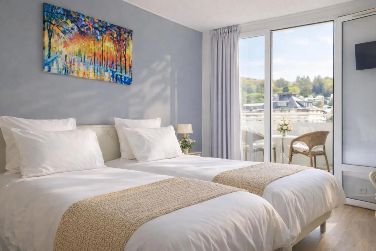 Property building, Bed in Grand Hôtel d'Espagne