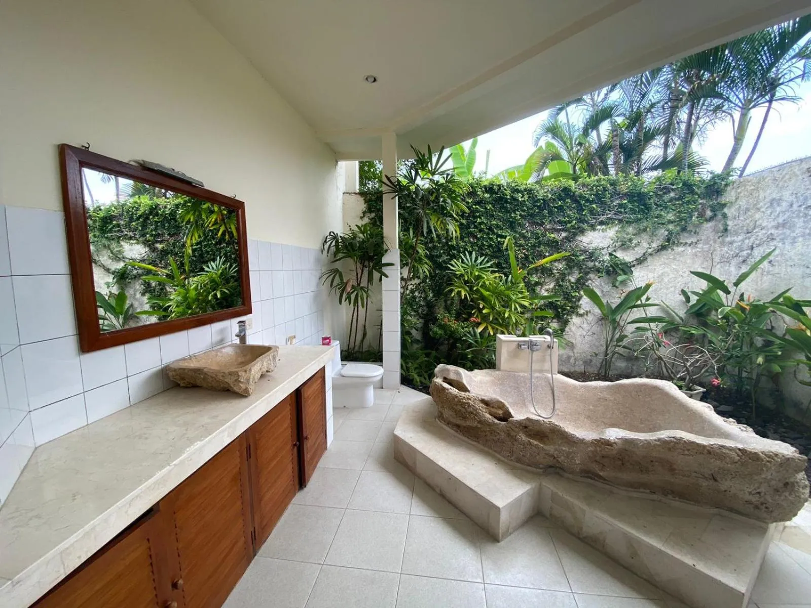 Bathroom in New Starlight Hotel Lovina