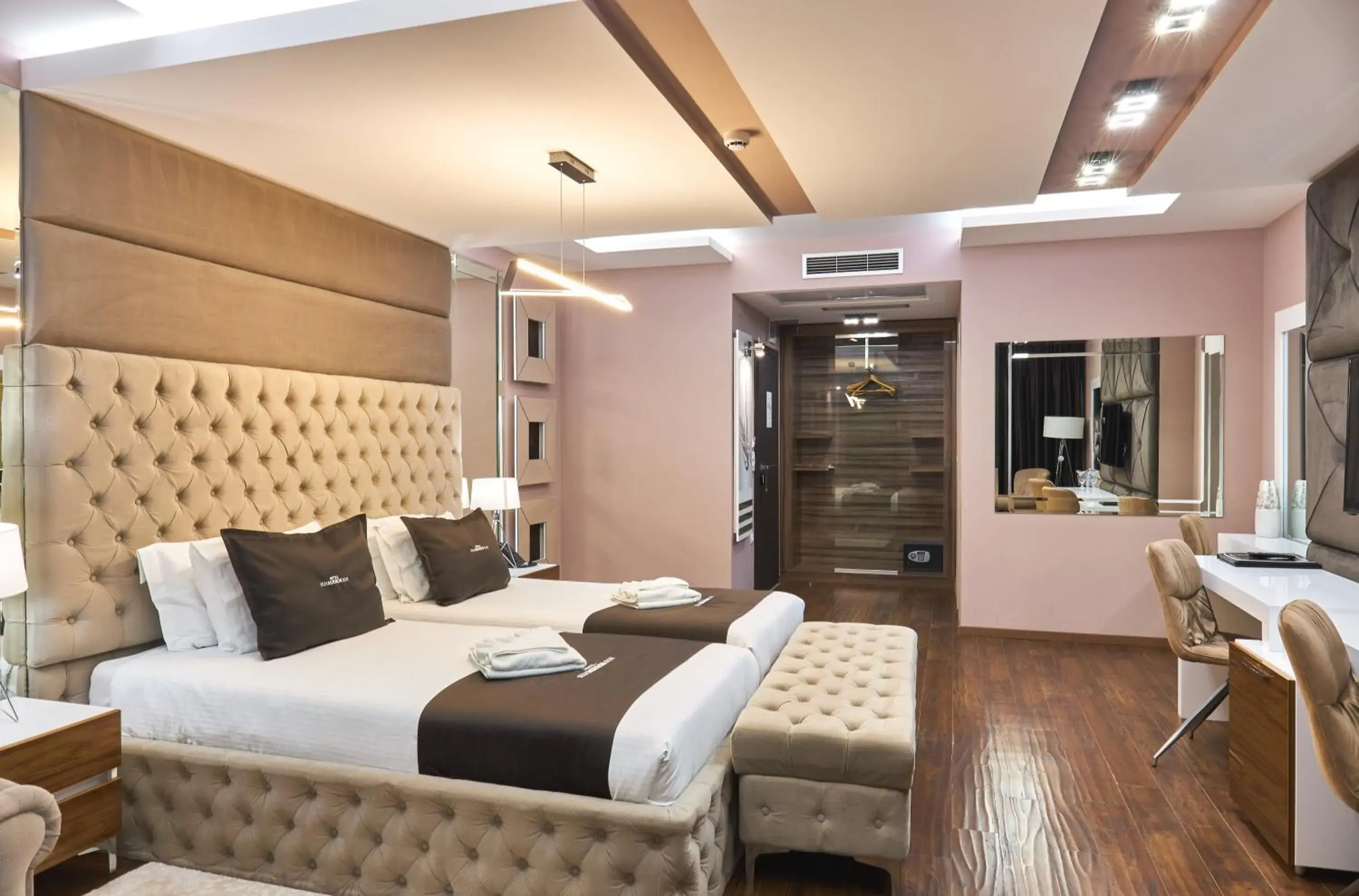 Deluxe Room - Free Airport Shuttle in Hotel Mirror Deluxe Room - Free Airport Shuttle in Hotel Mirror