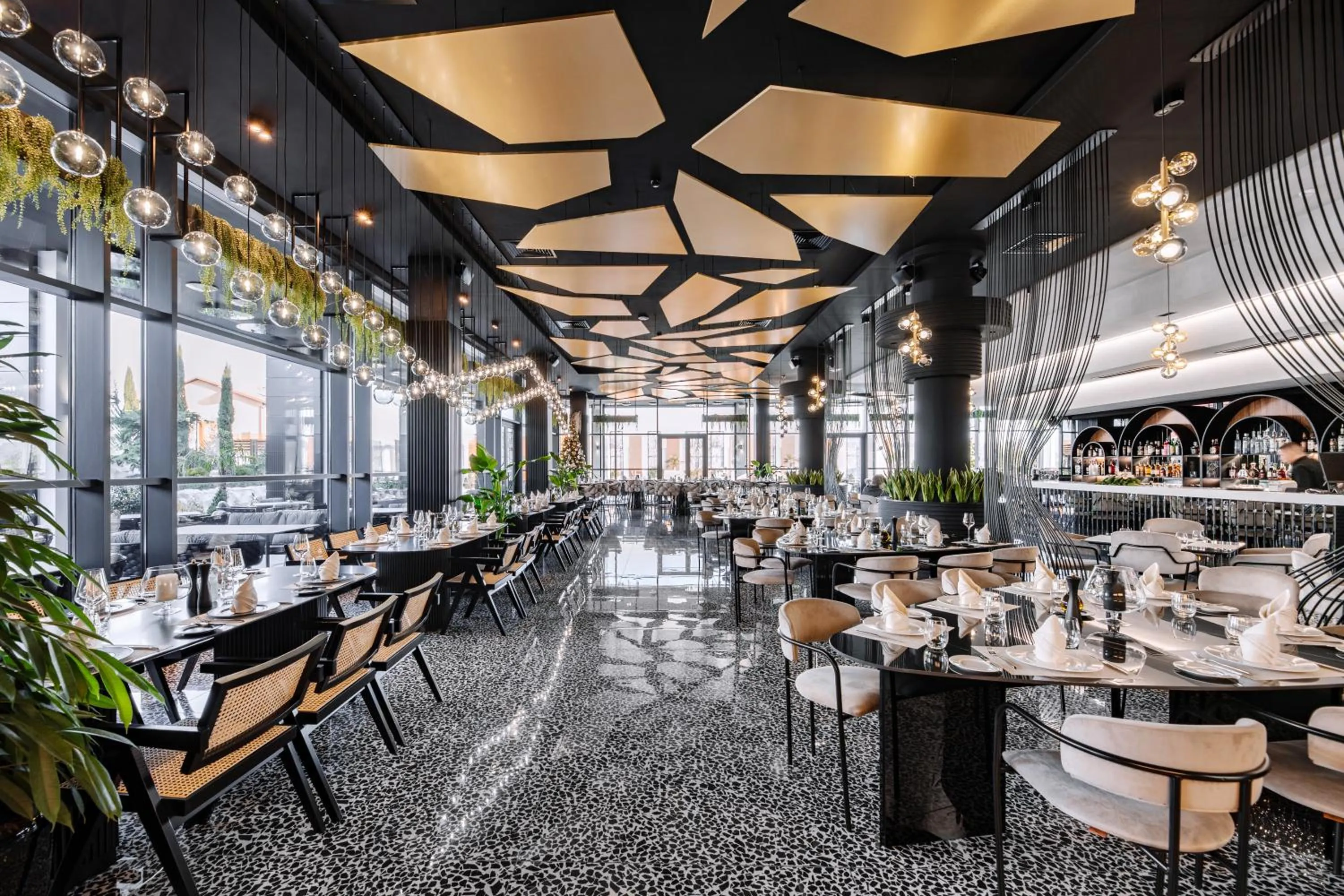 Restaurant/places to eat in Hotel Mirror