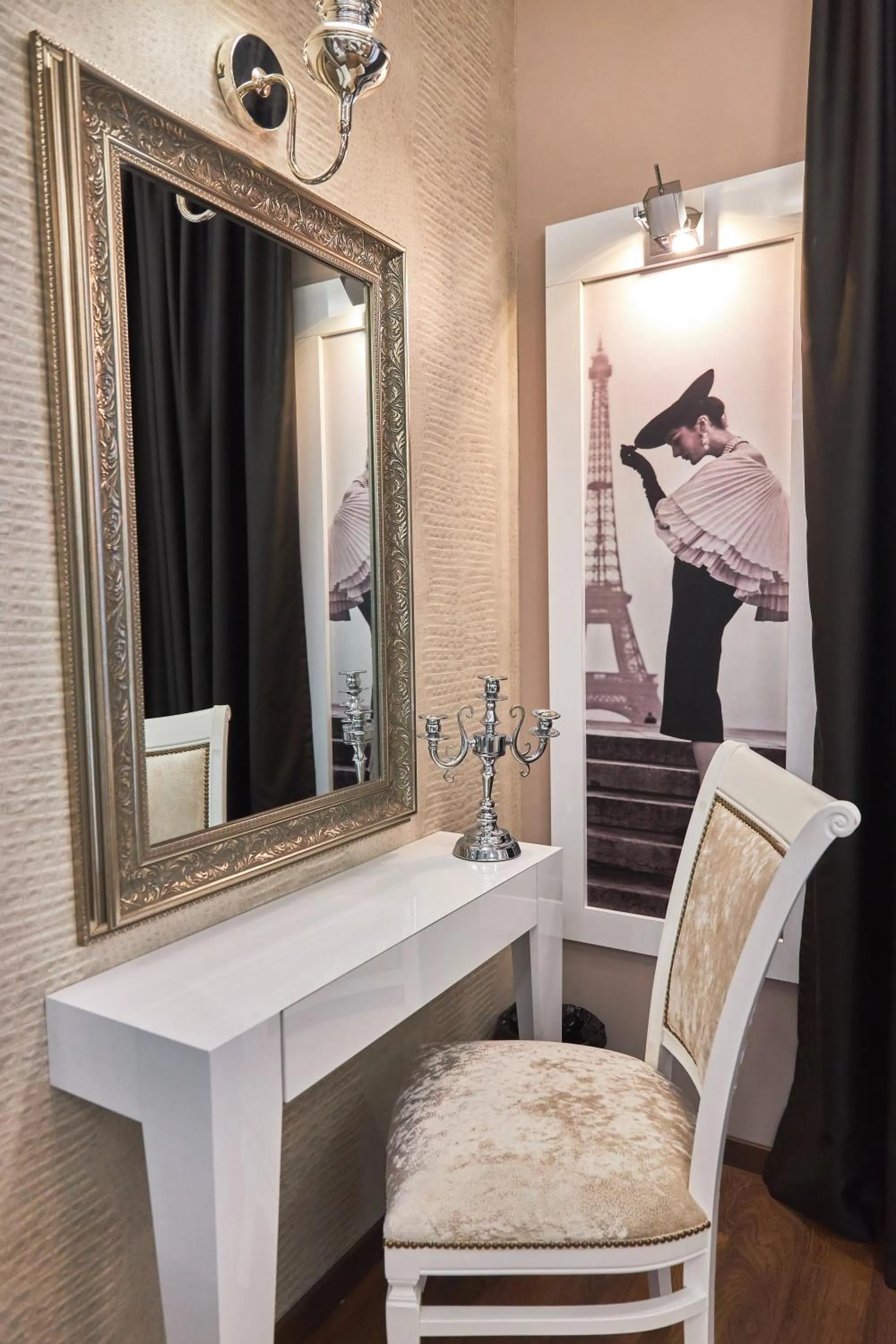 Bedroom in Hotel Mirror