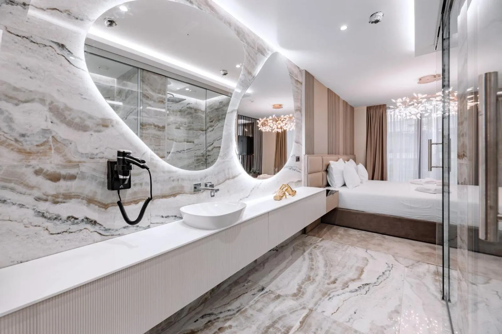 Bathroom, Bed in Hotel Mirror