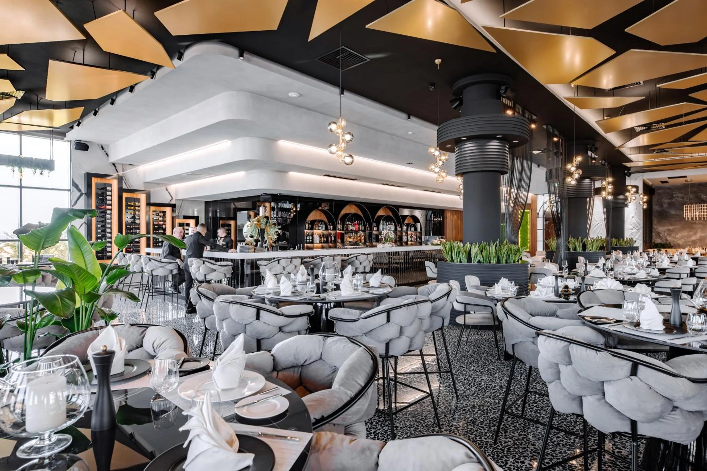 Restaurant/places to eat in Hotel Mirror