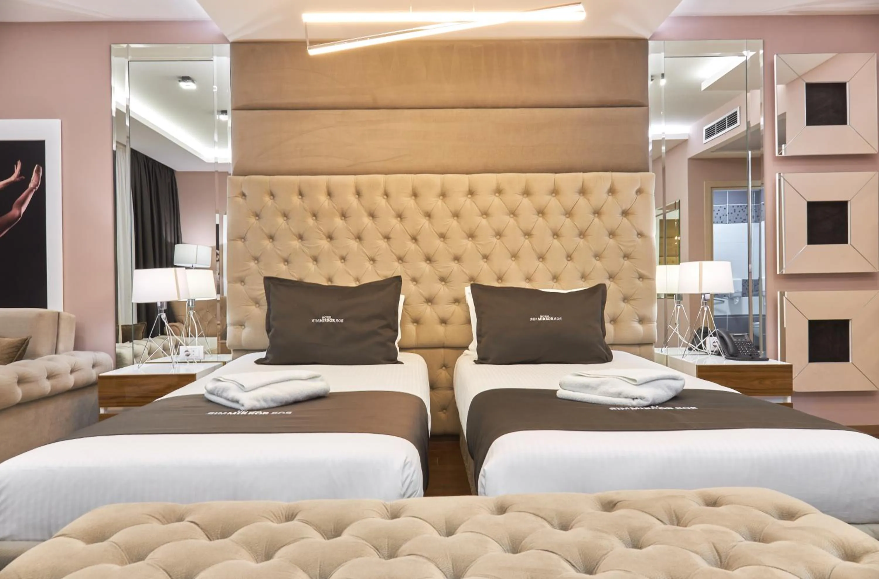 Bedroom, Bed in Hotel Mirror