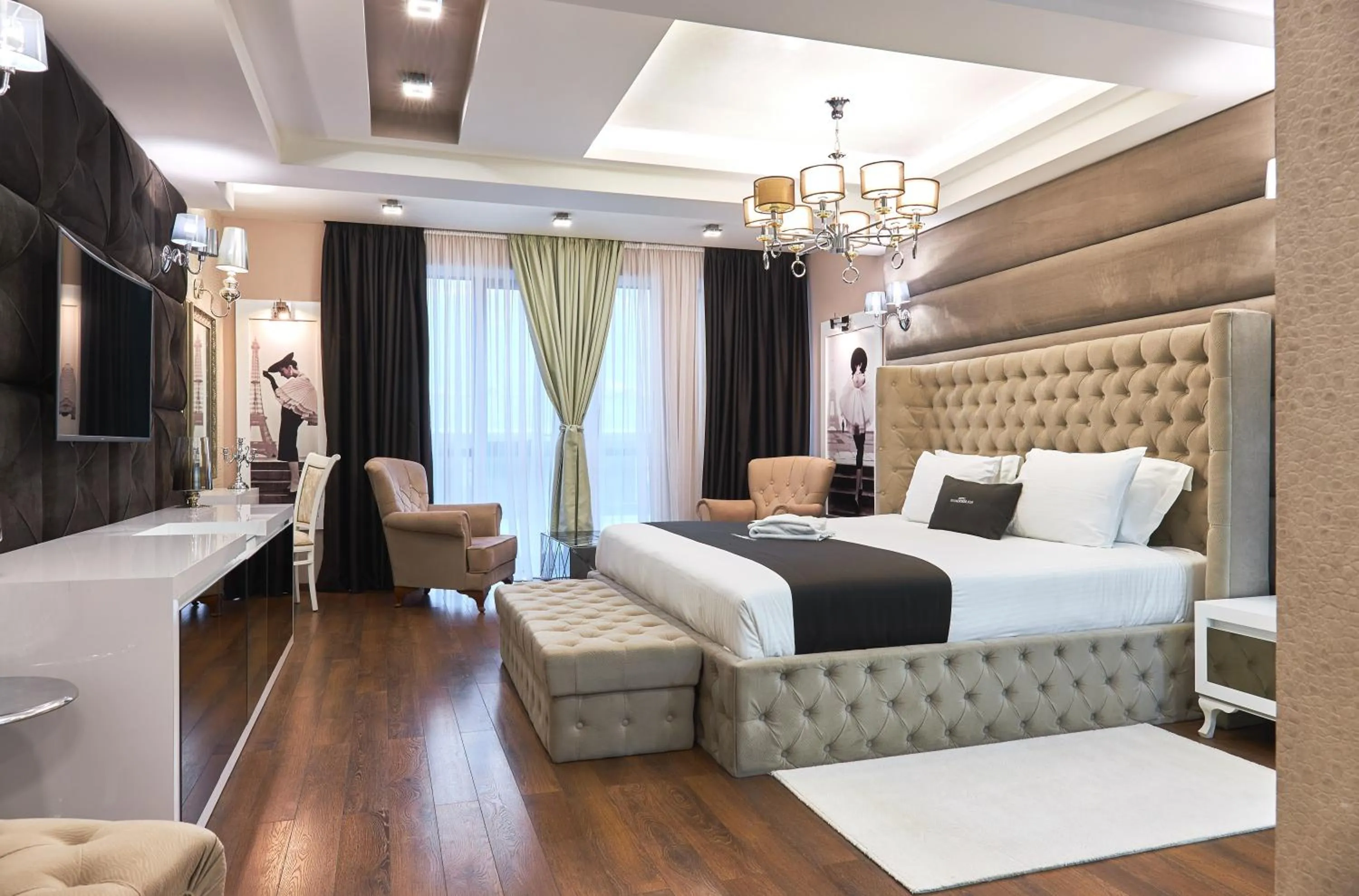 Bedroom, Bed in Hotel Mirror