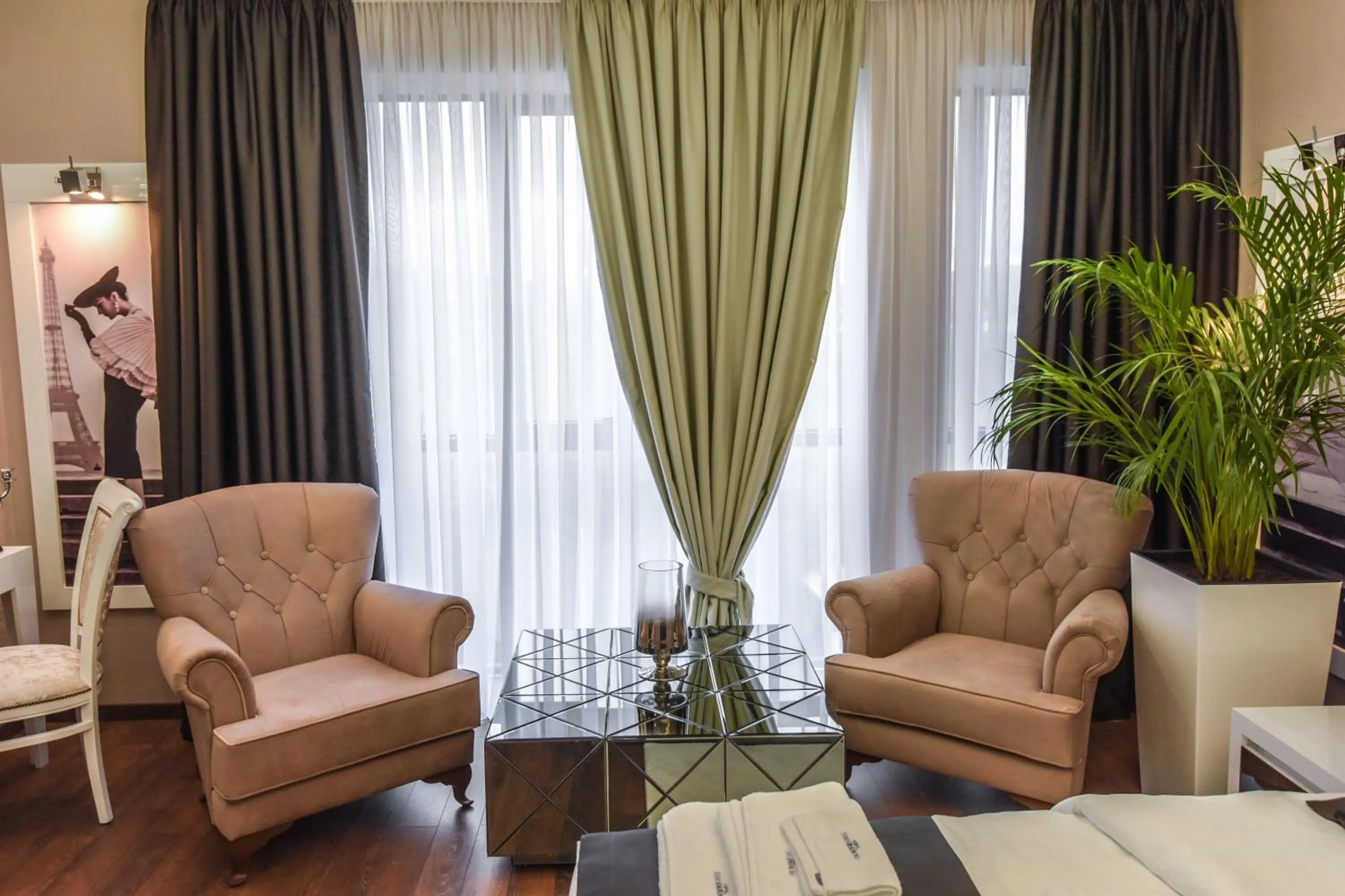 Seating area in Hotel Mirror