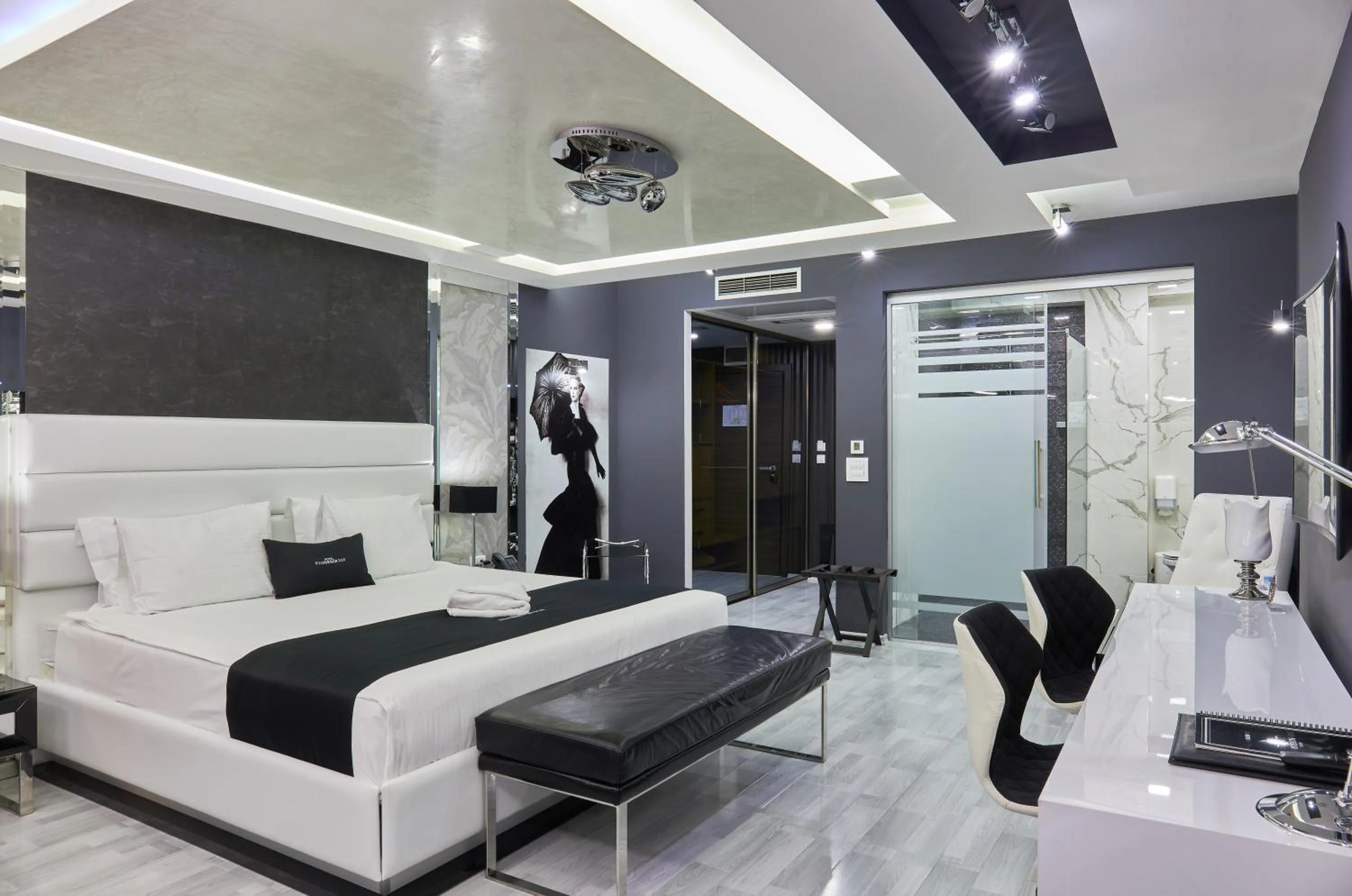 Bedroom, Bed in Hotel Mirror