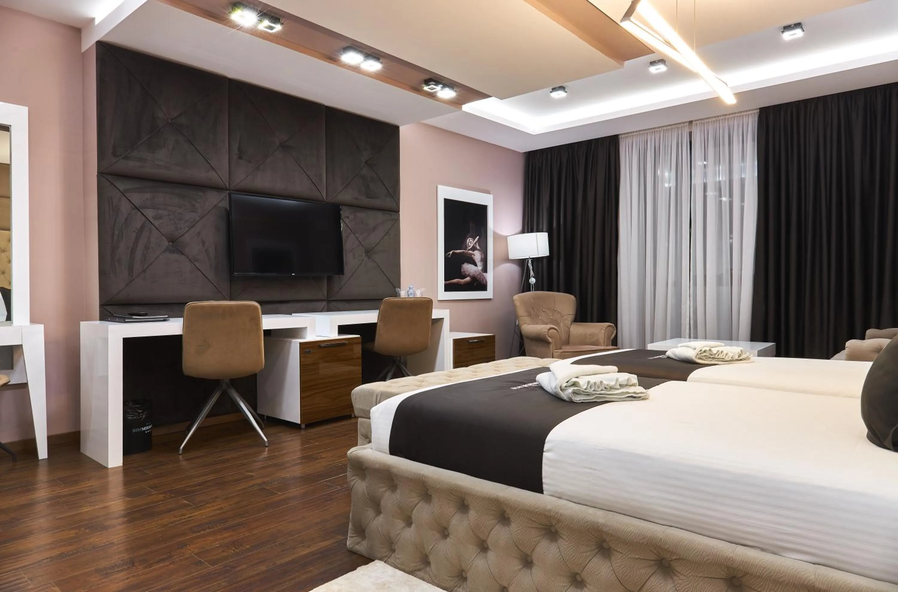 Bedroom, Bed in Hotel Mirror