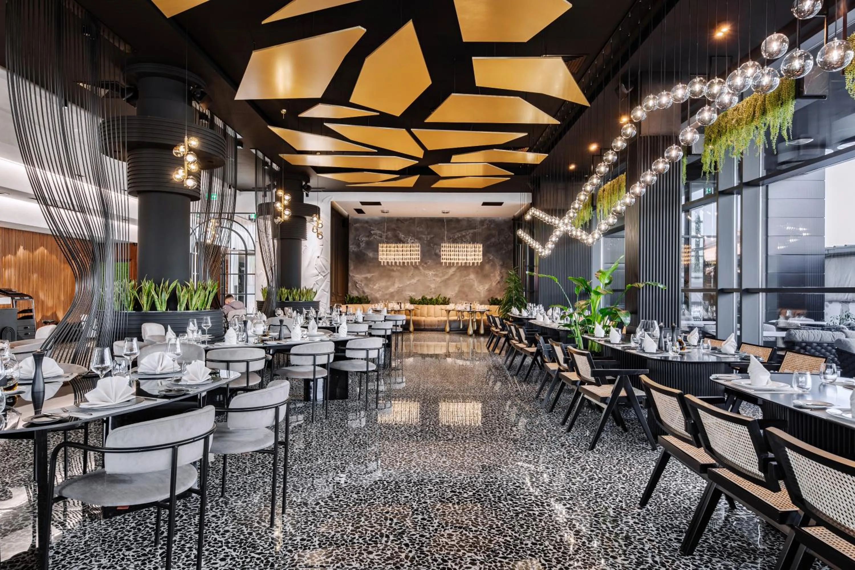 Restaurant/places to eat in Hotel Mirror