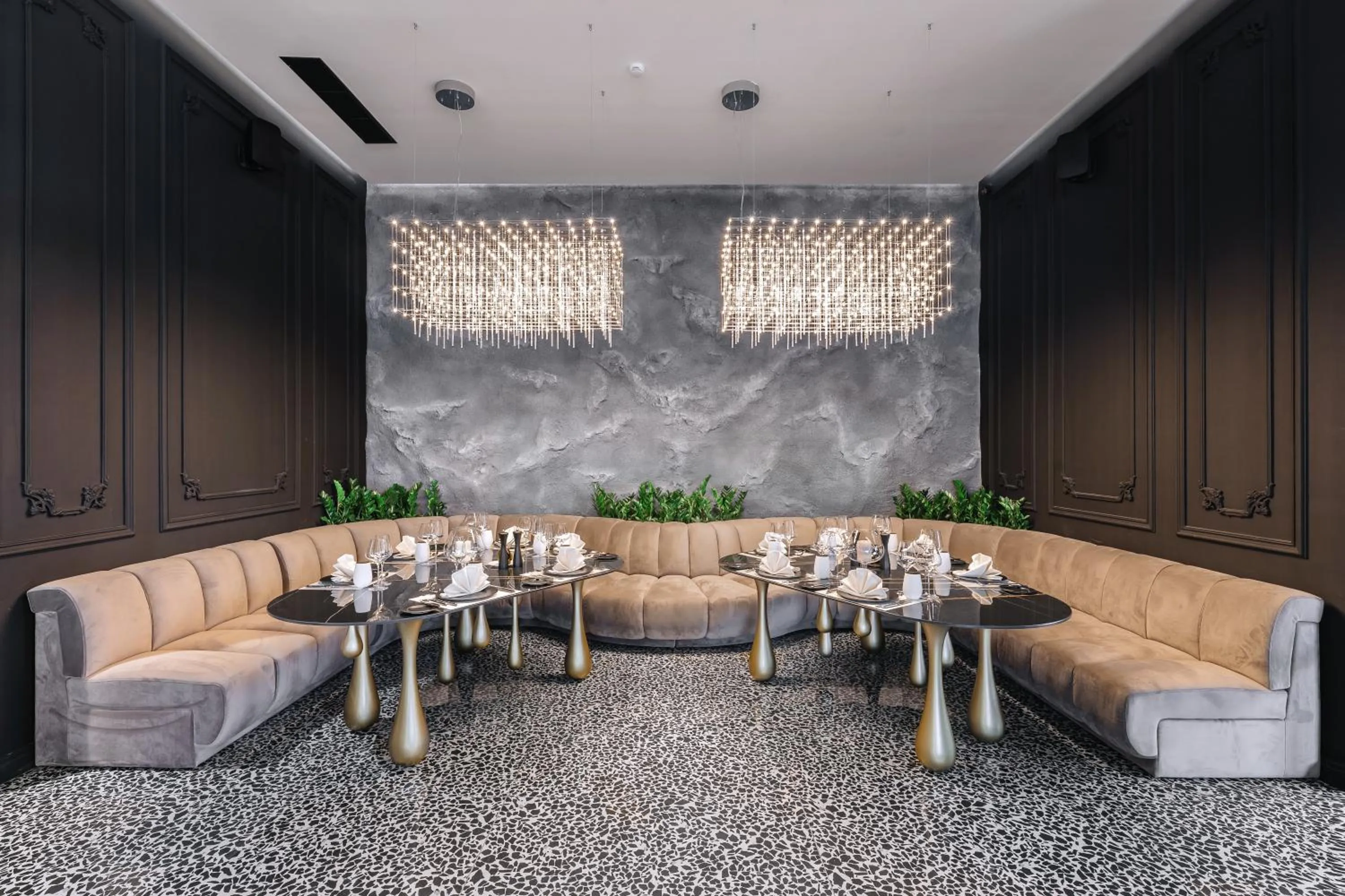 Restaurant/places to eat in Hotel Mirror