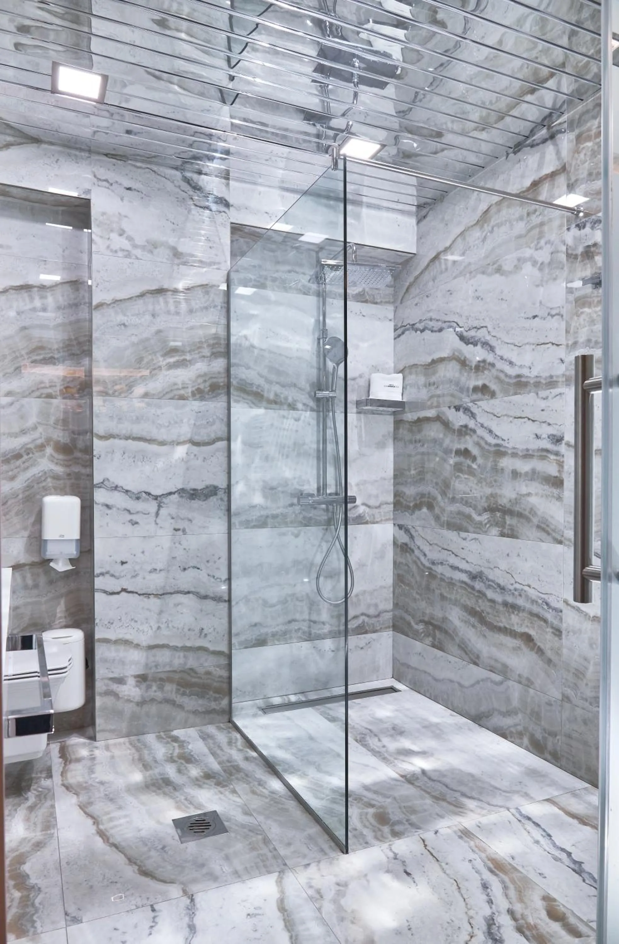 Bathroom in Hotel Mirror