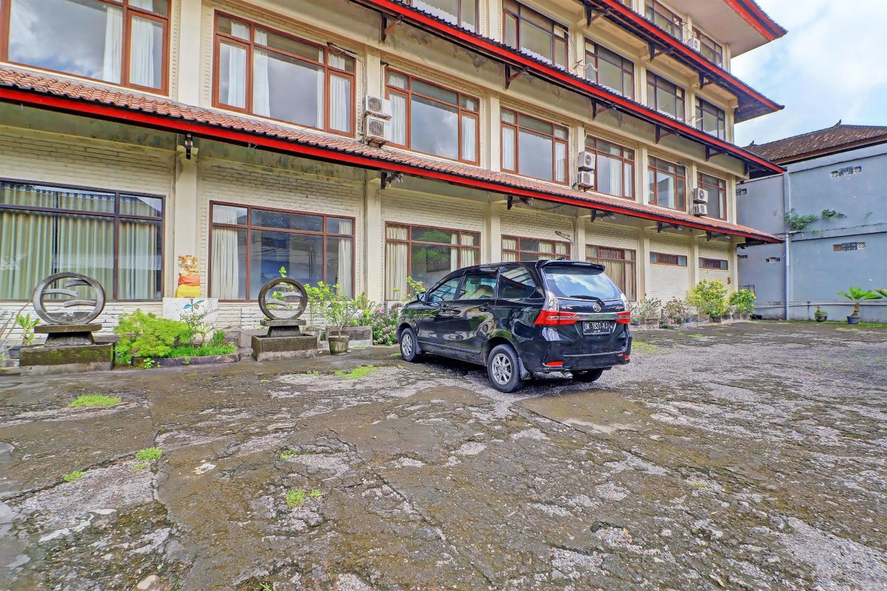 Facade/entrance in SUPER OYO 91870 Warna Kedaton