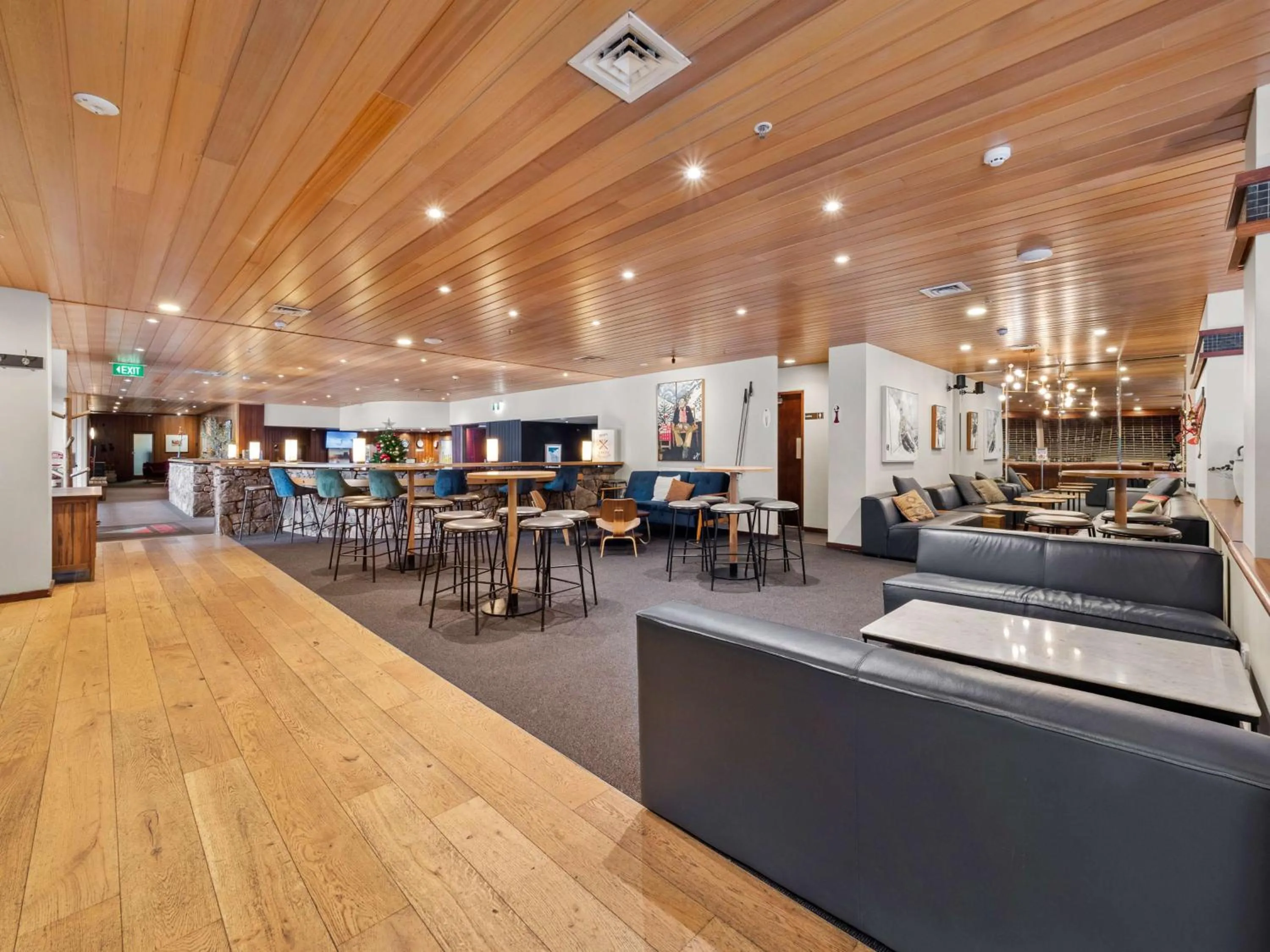 Lounge or bar in Thredbo Alpine Hotel