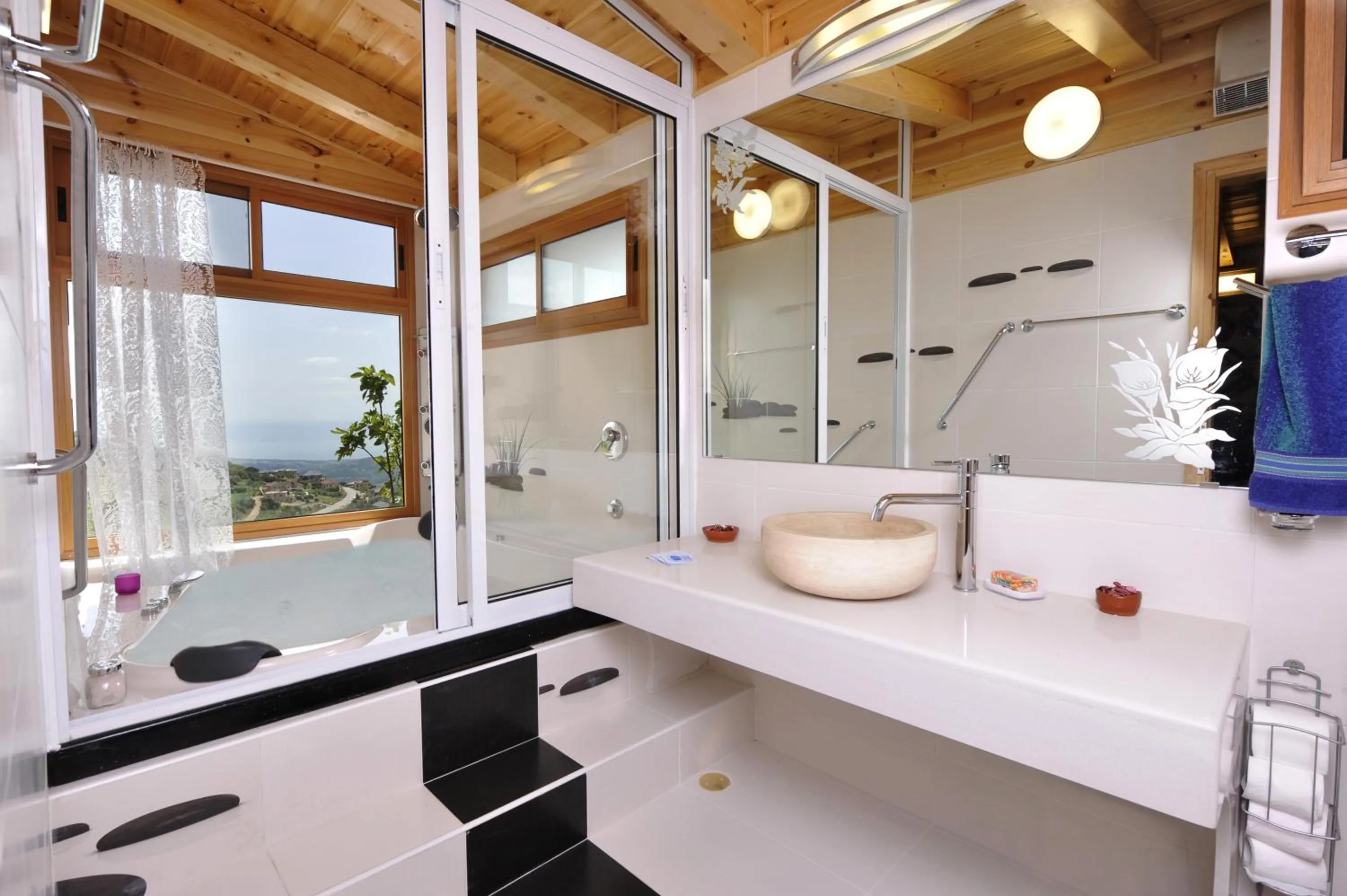 Hot Tub in Ohn-Bar Guesthouse