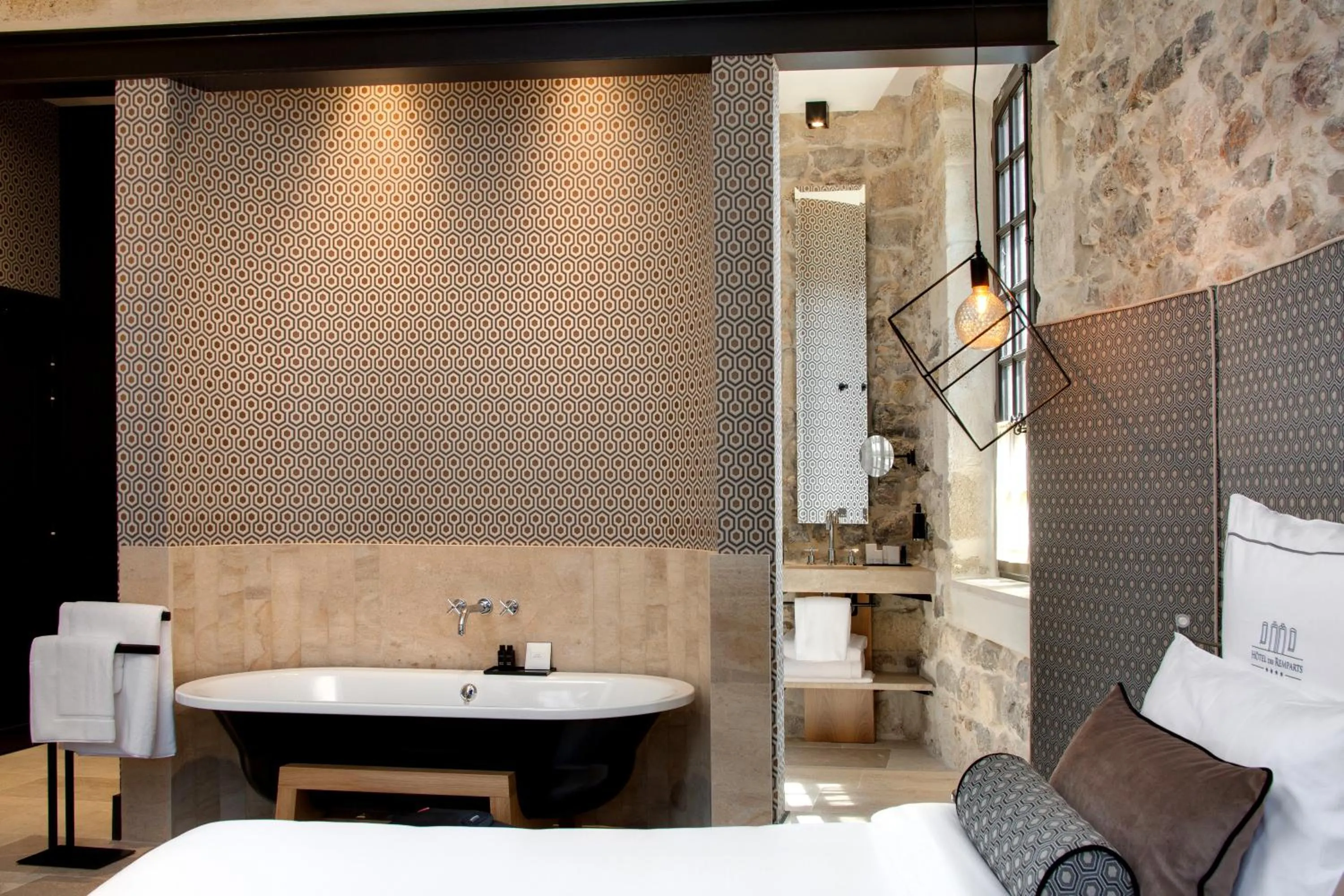 Bathroom, Bed in Boutique Hôtel des Remparts & Spa