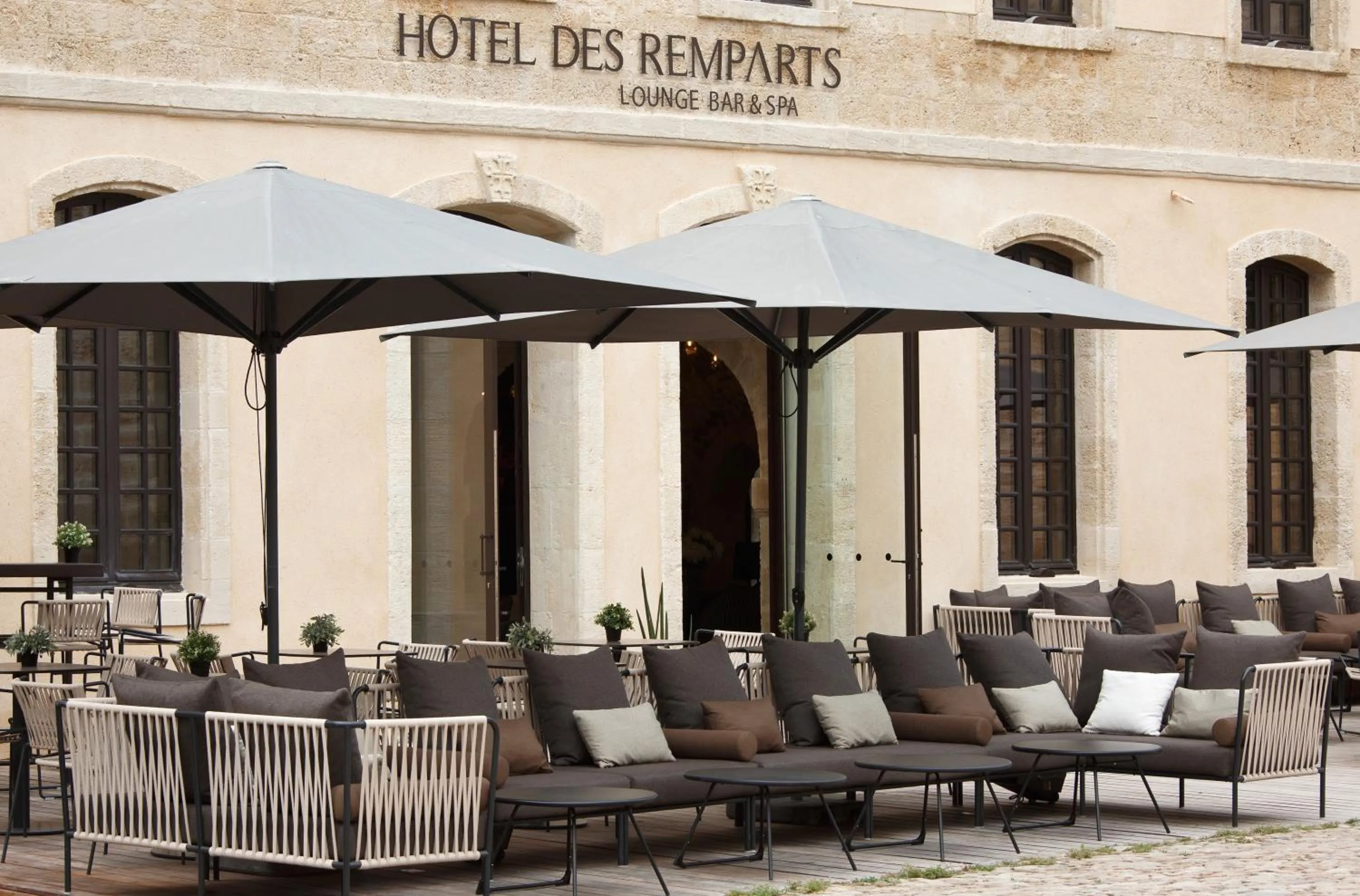 Patio in Boutique Hôtel des Remparts & Spa